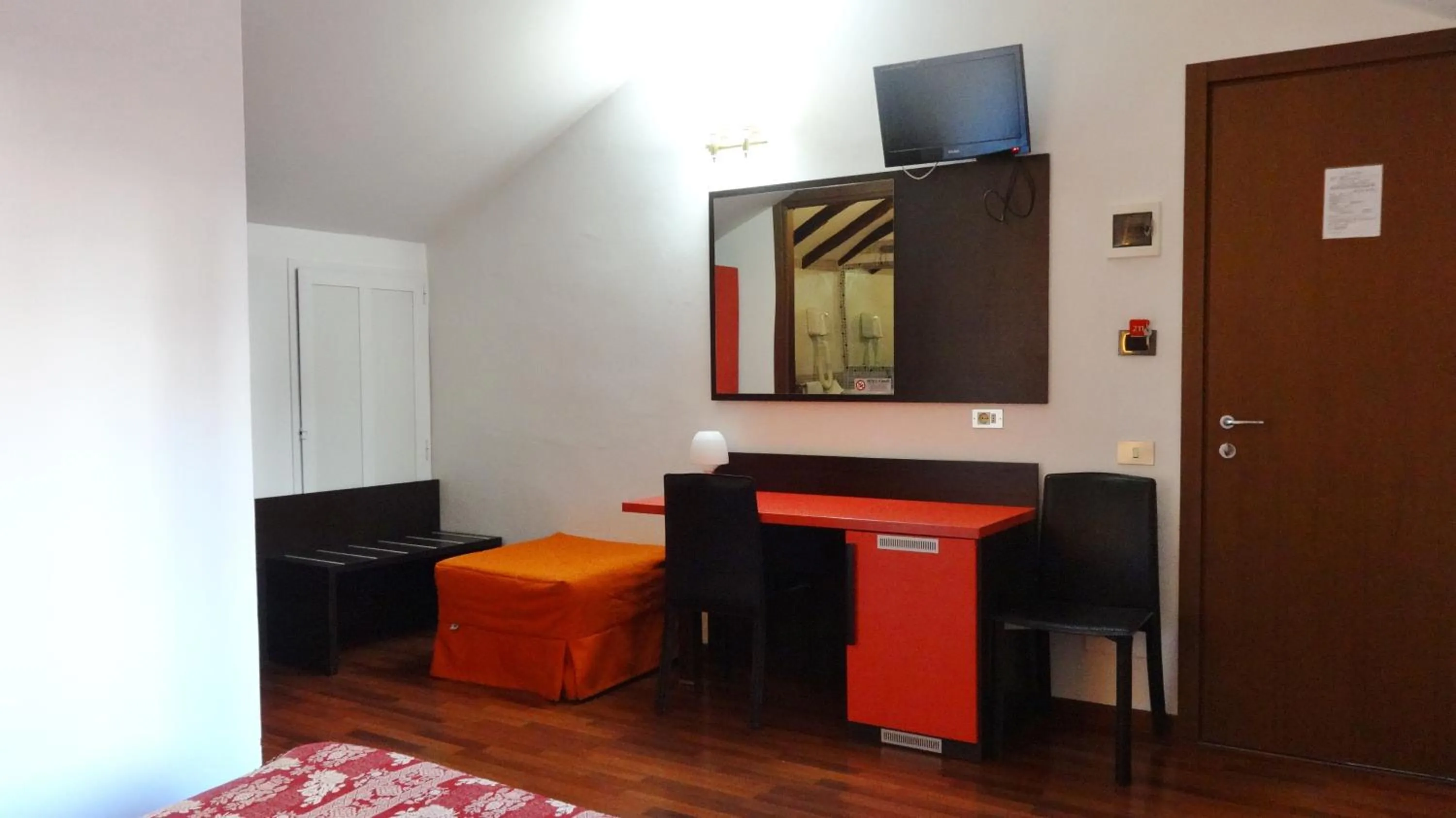 TV and multimedia, Bed in Lux Hotel Durante