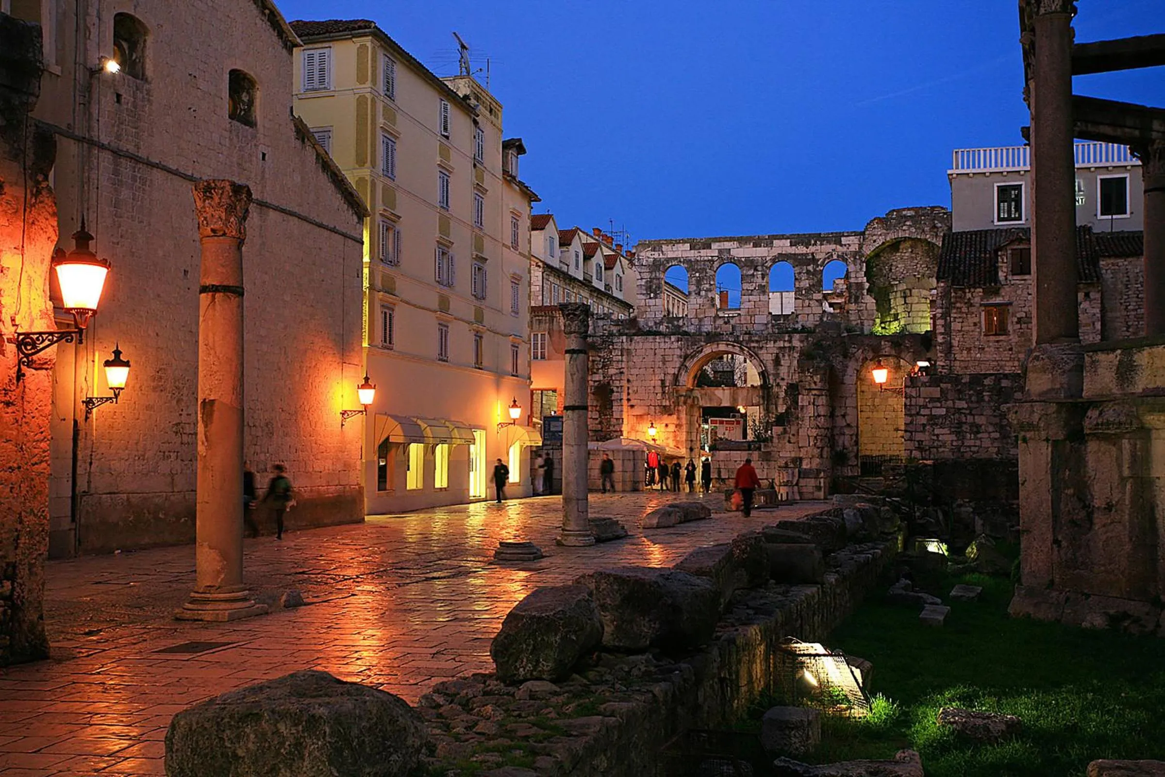 Restaurant/places to eat in La Porta Luxury Rooms