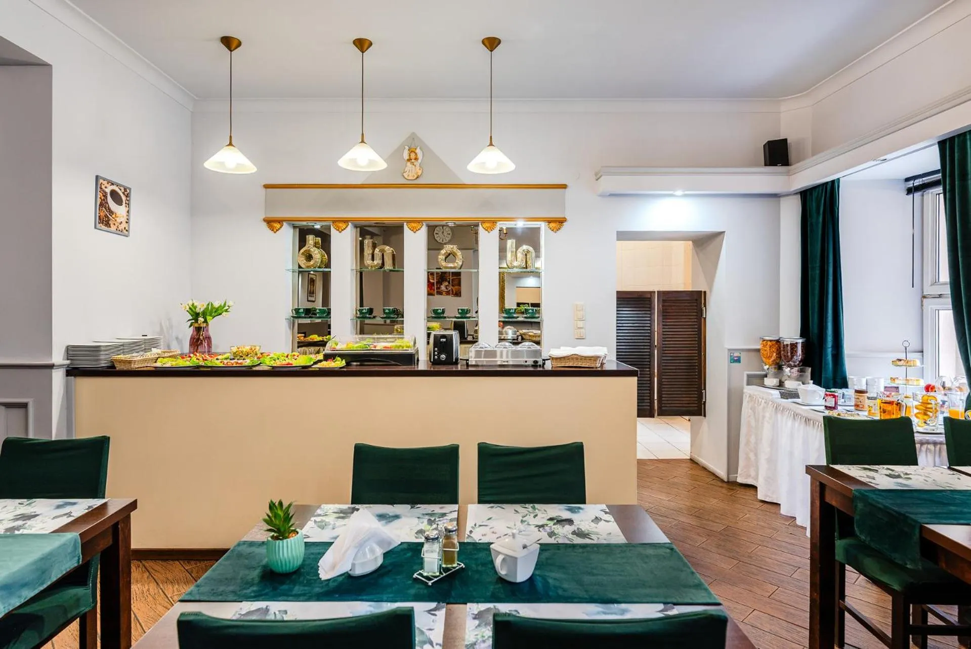 Restaurant/places to eat in Hotel Bristol