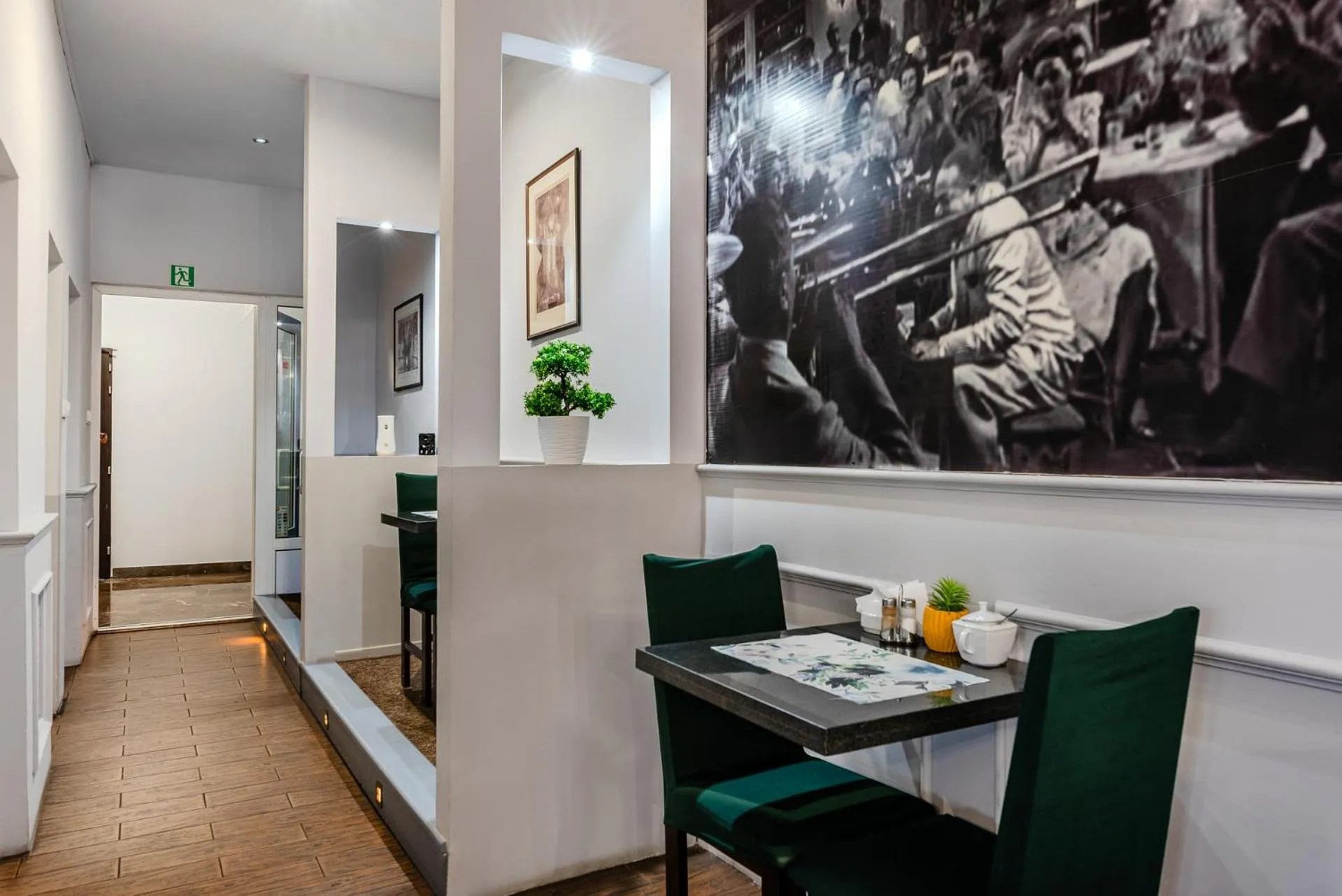 Restaurant/places to eat in Hotel Bristol