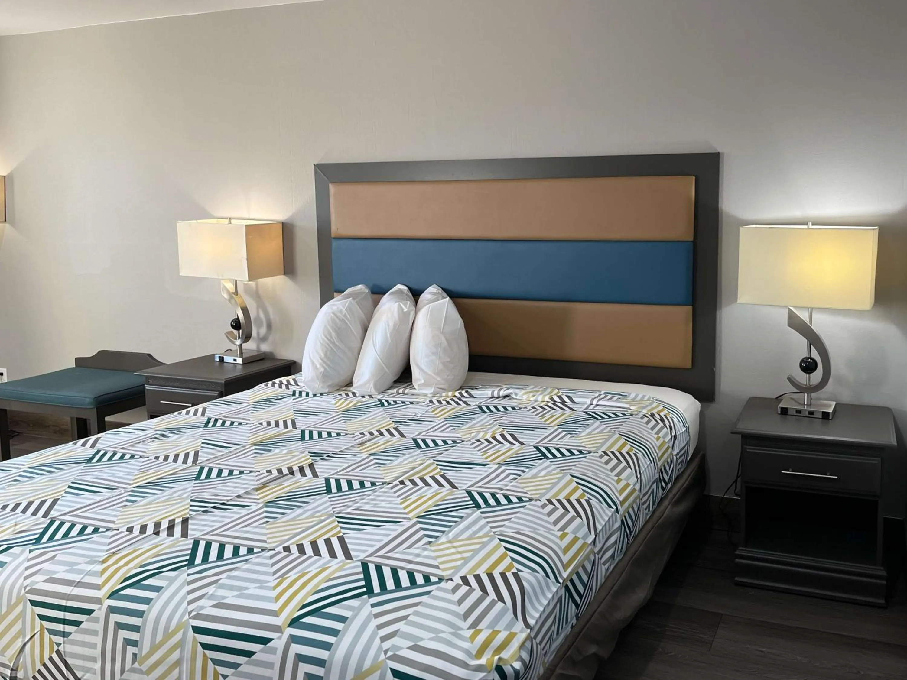 Bedroom, Bed in Motel 6 Greenville, NC ECU Medical Center