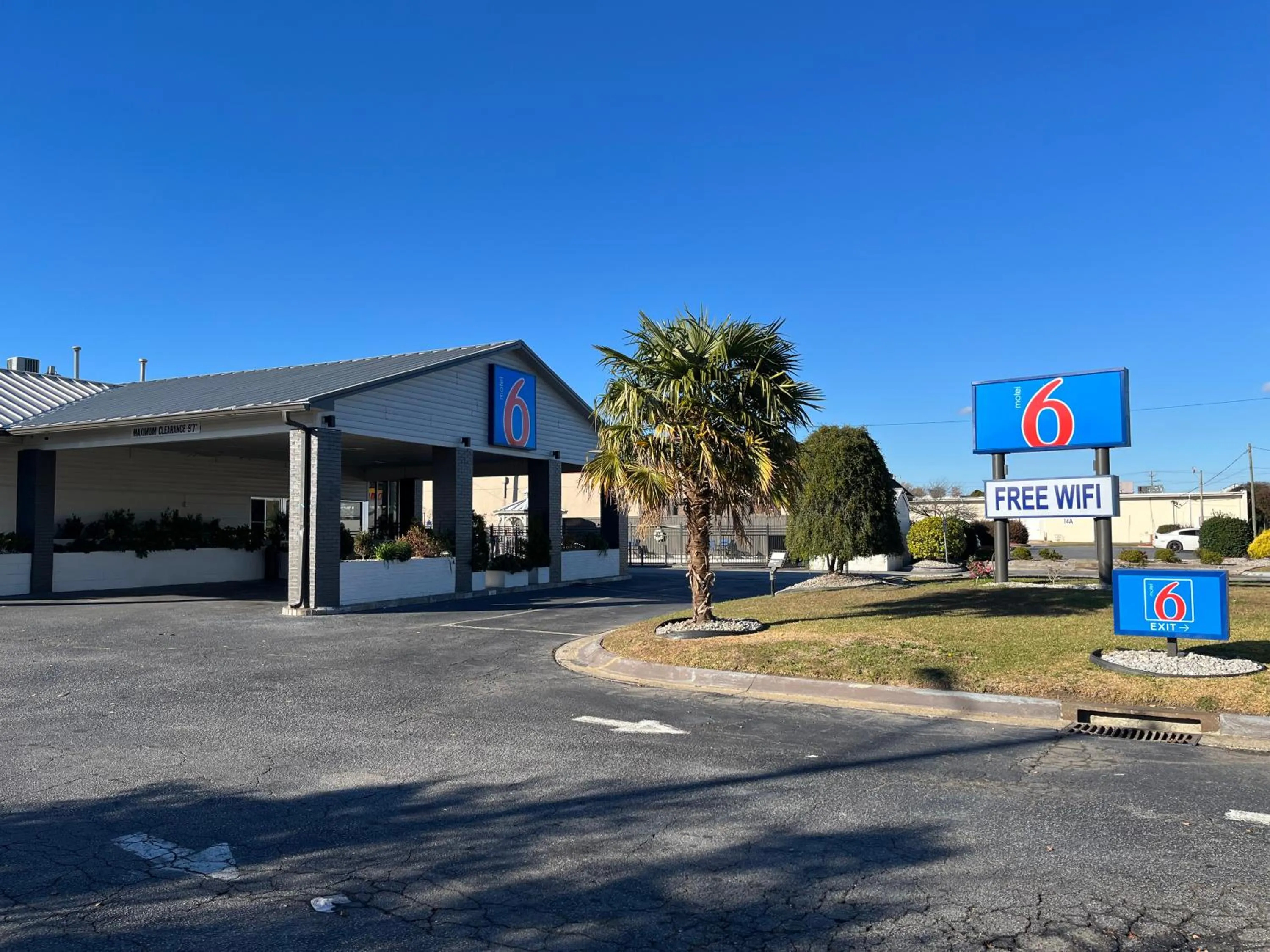 Property building in Motel 6 Greenville, NC ECU Medical Center