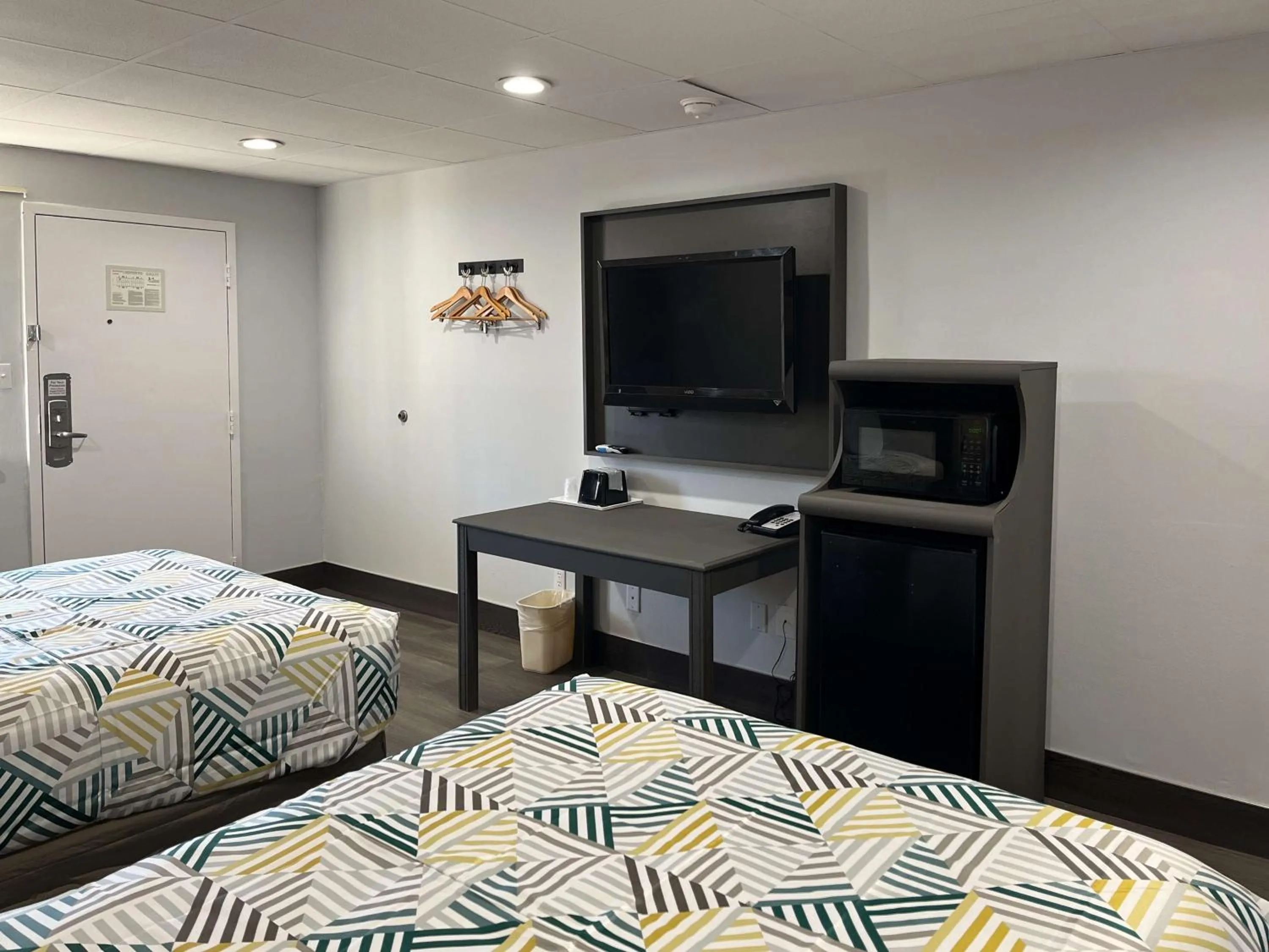 Bedroom, Bed in Motel 6 Greenville, NC ECU Medical Center