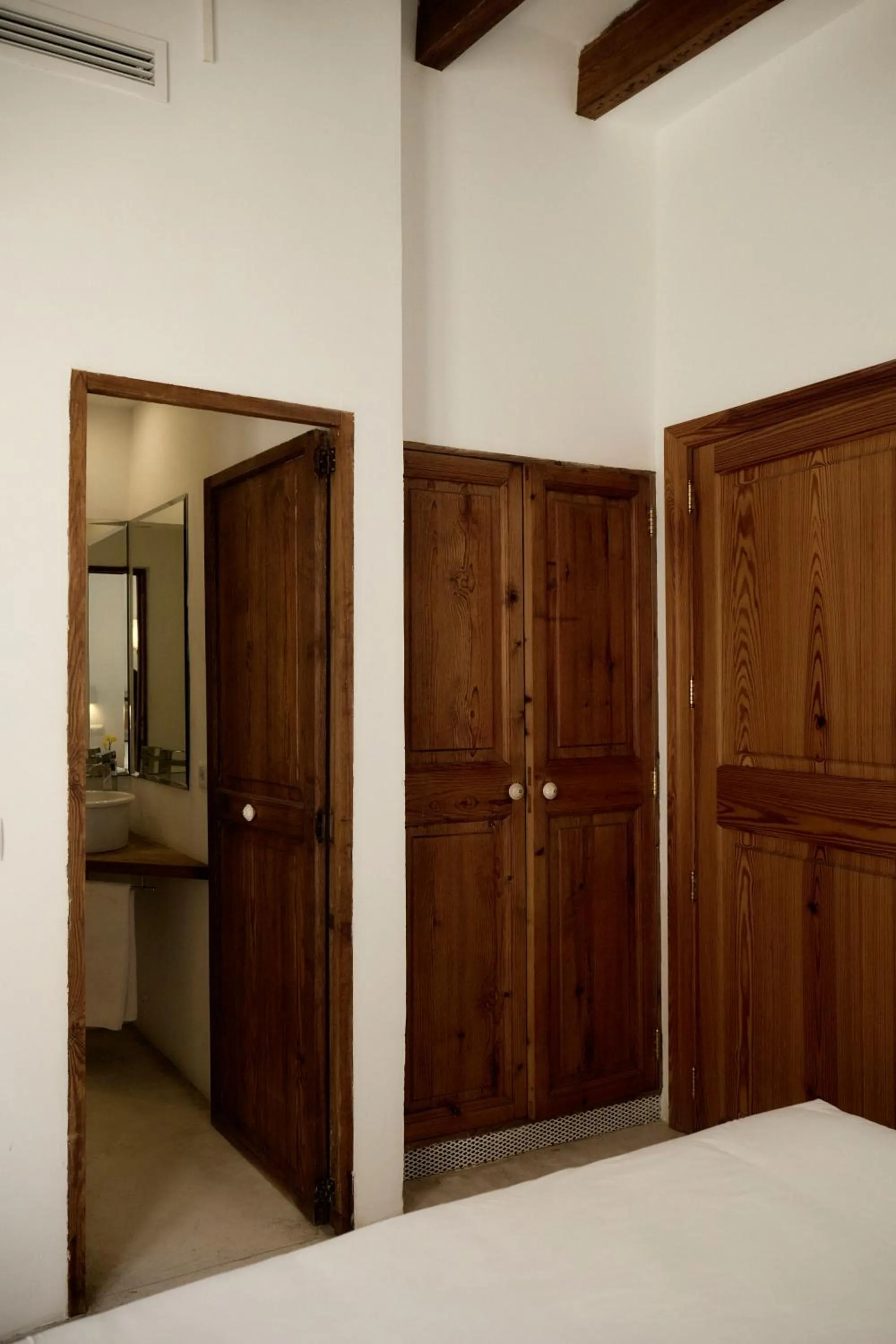 Bathroom, Bed in Hotel Forn Nou