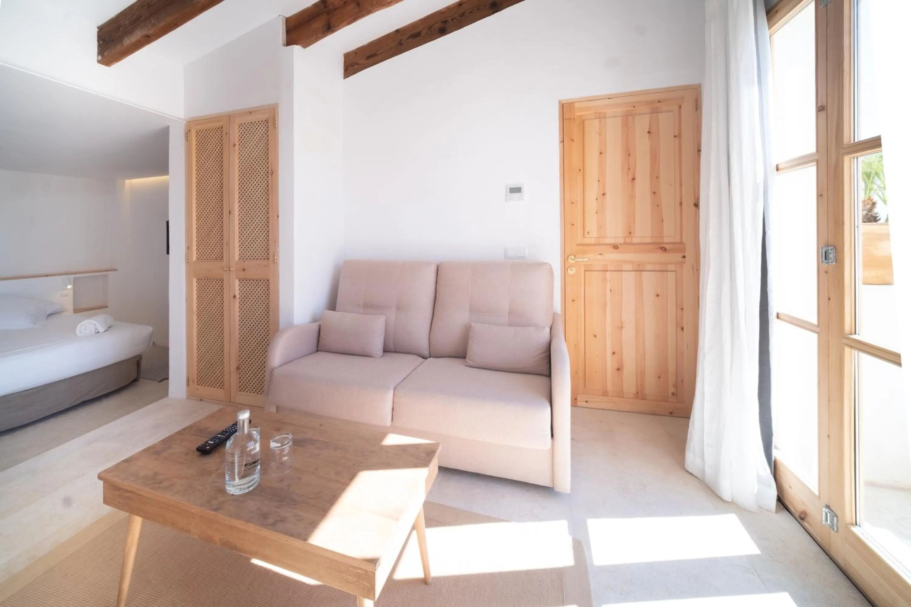 Living room, Bed in Hotel Forn Nou