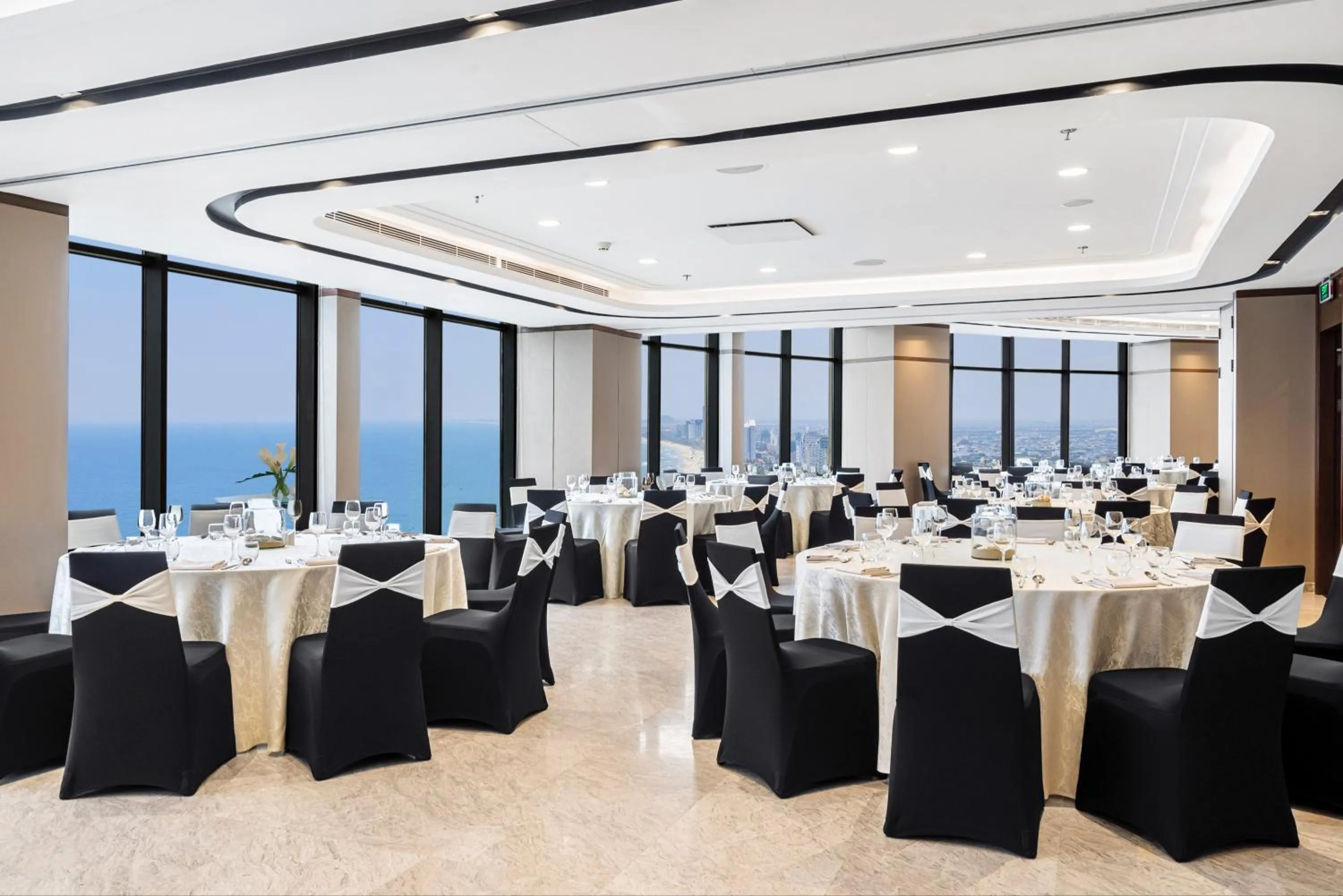 Meeting/conference room in Four Points by Sheraton Danang