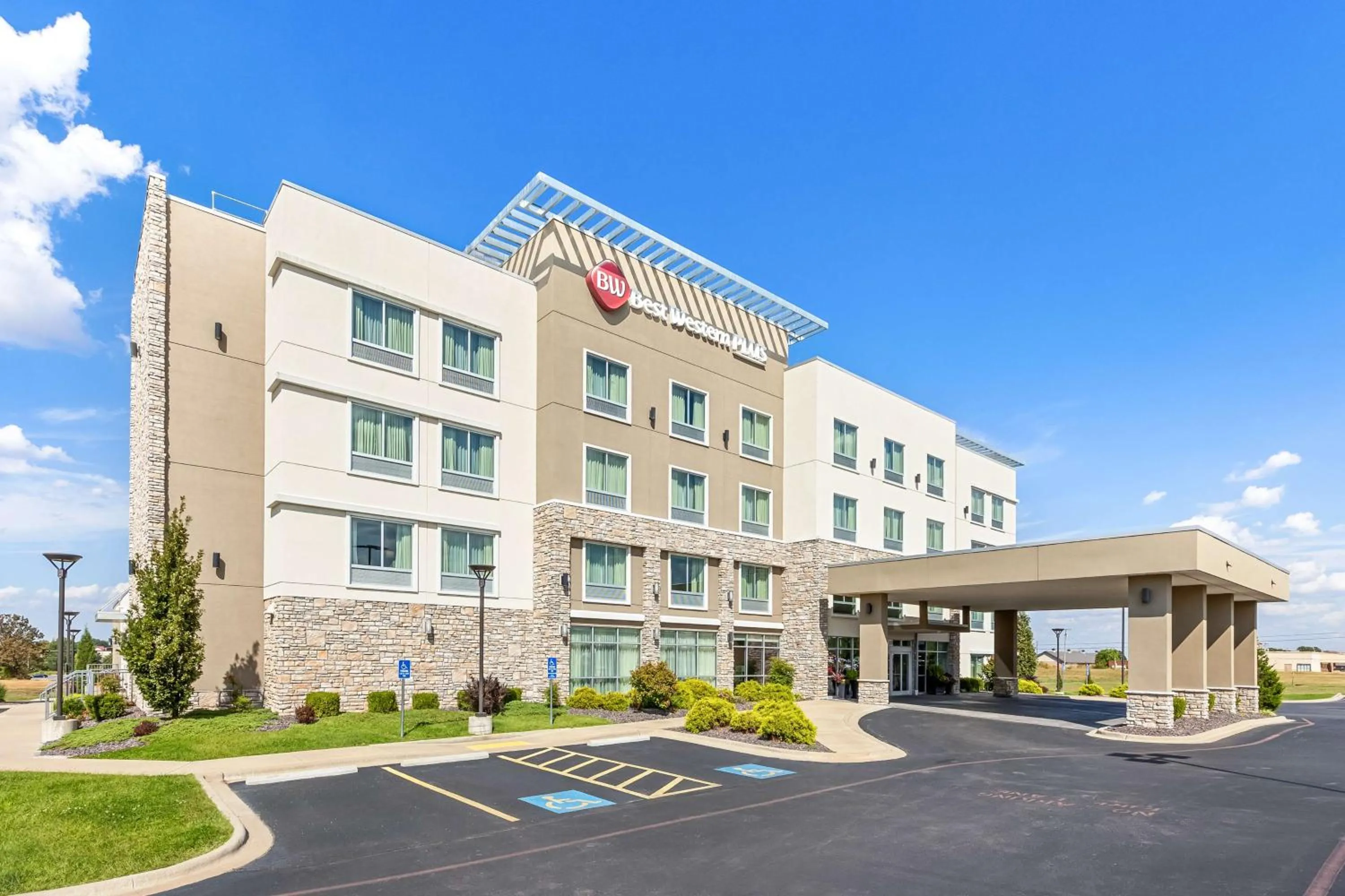 Property building in Best Western Plus Bolivar Hotel & Suites