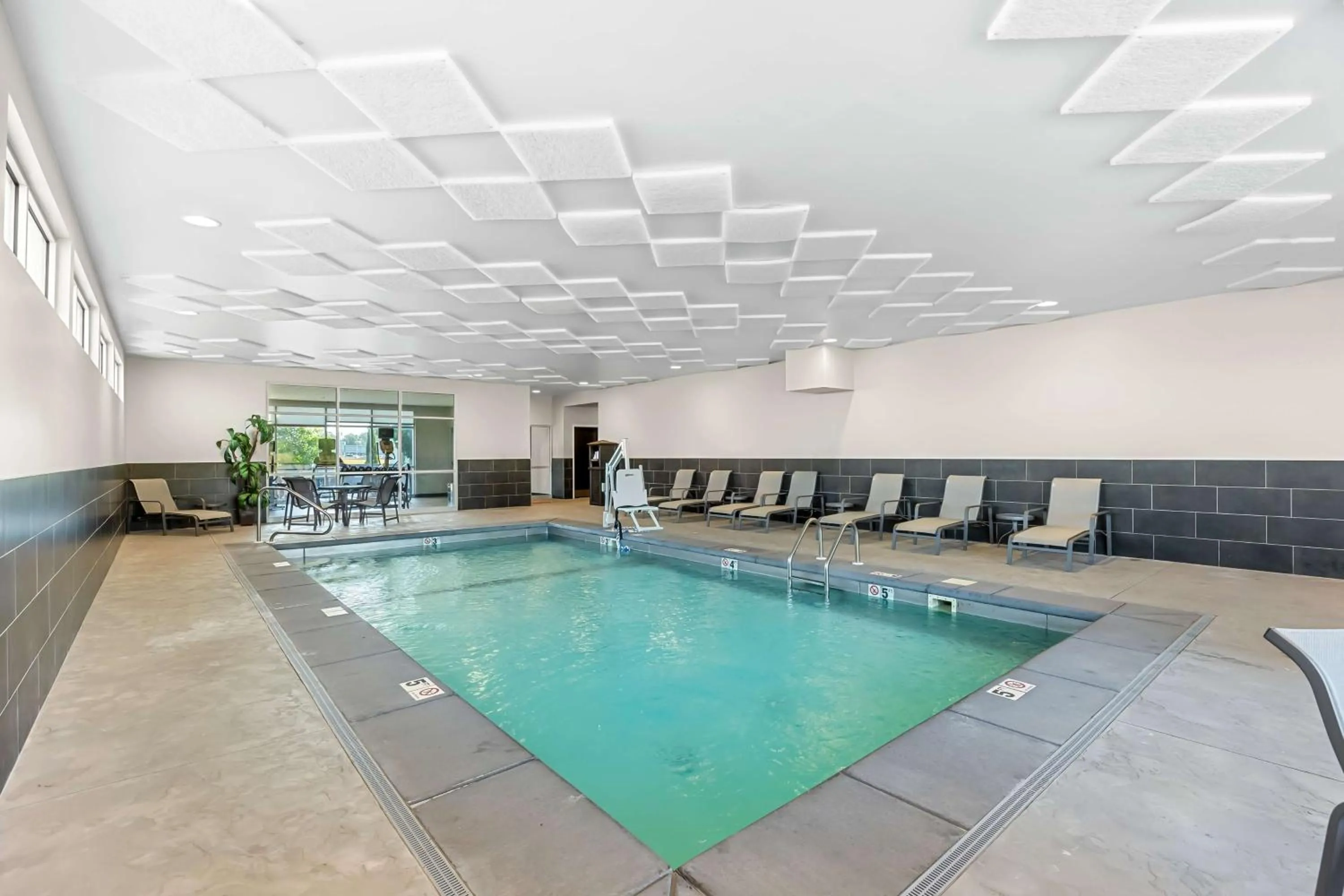 Pool view in Best Western Plus Bolivar Hotel & Suites