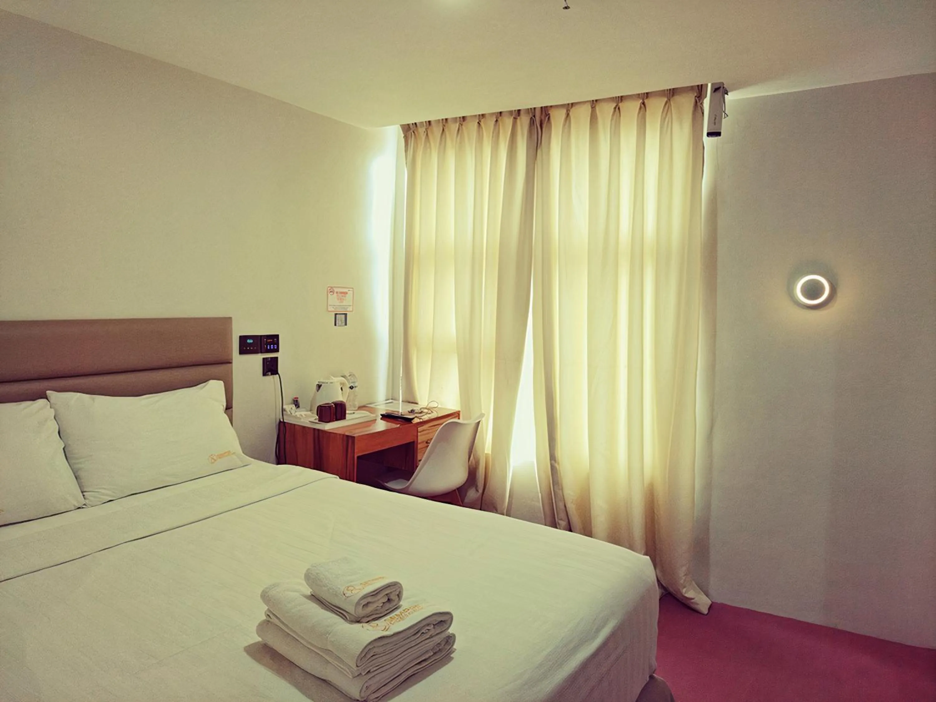 Bedroom, Bed in Sempre Premier Inn - MACTAN AIRPORT HOTEL
