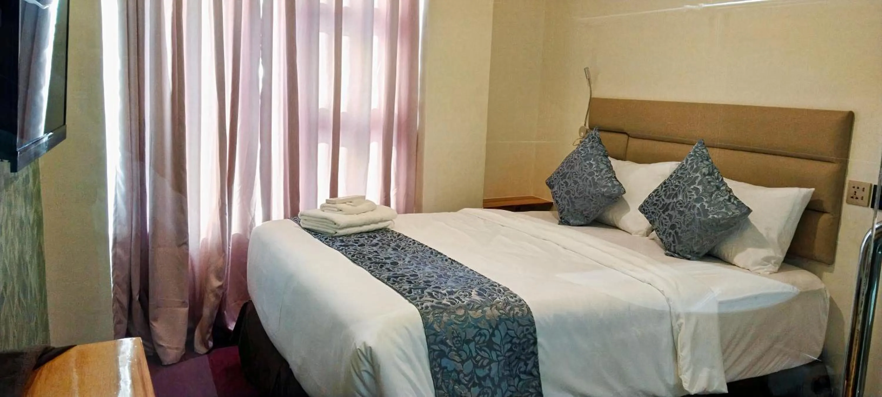 Bed in Sempre Premier Inn - MACTAN AIRPORT HOTEL