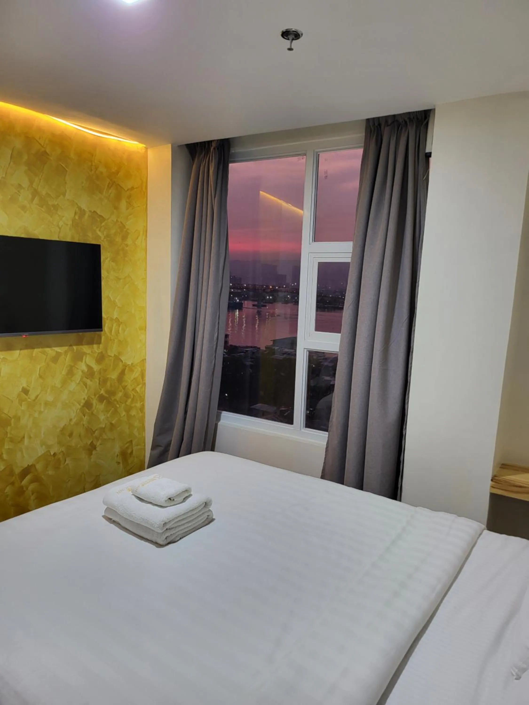 Bed in Sempre Premier Inn - MACTAN AIRPORT HOTEL