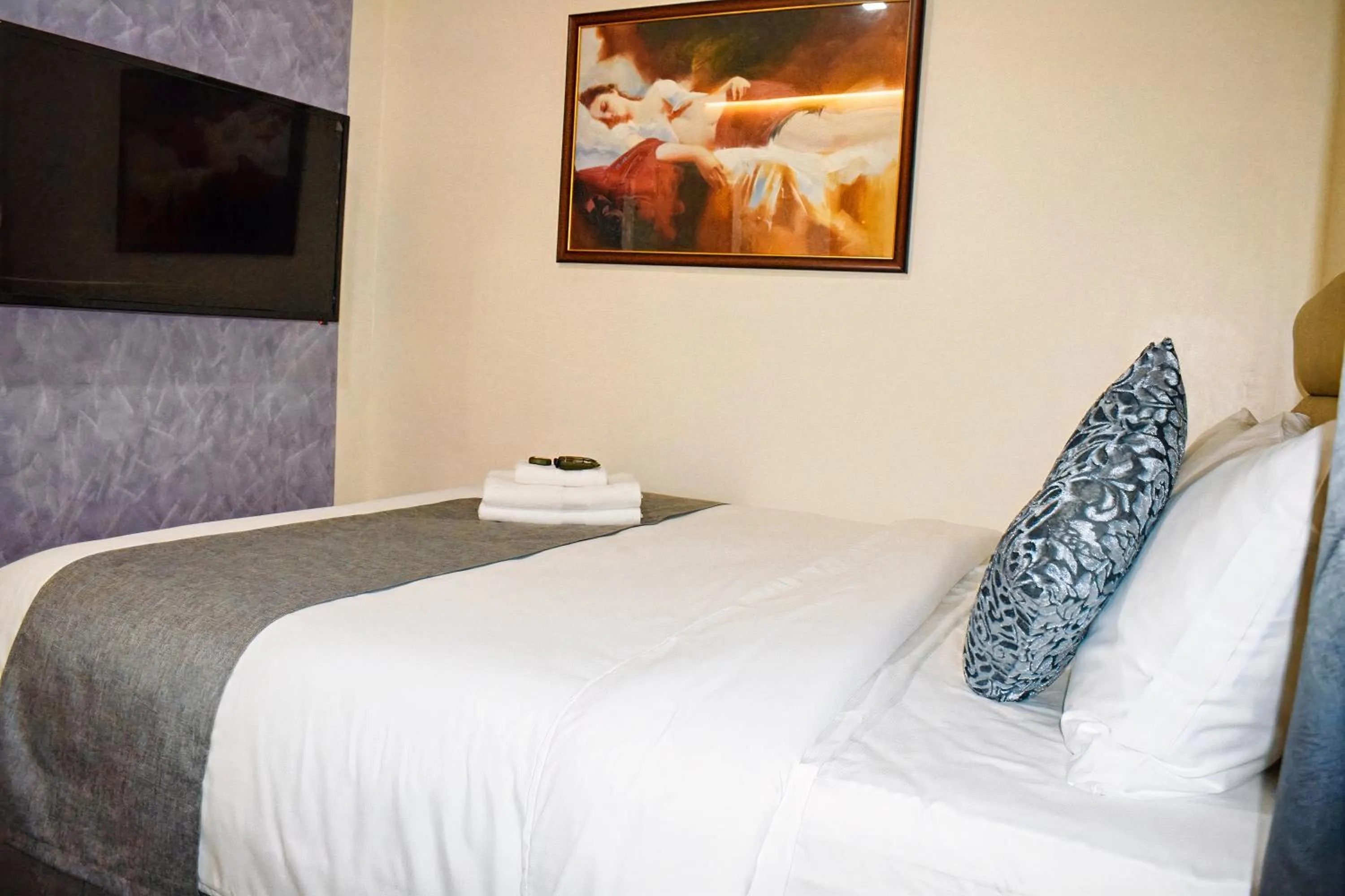 Bed in Sempre Premier Inn - MACTAN AIRPORT HOTEL