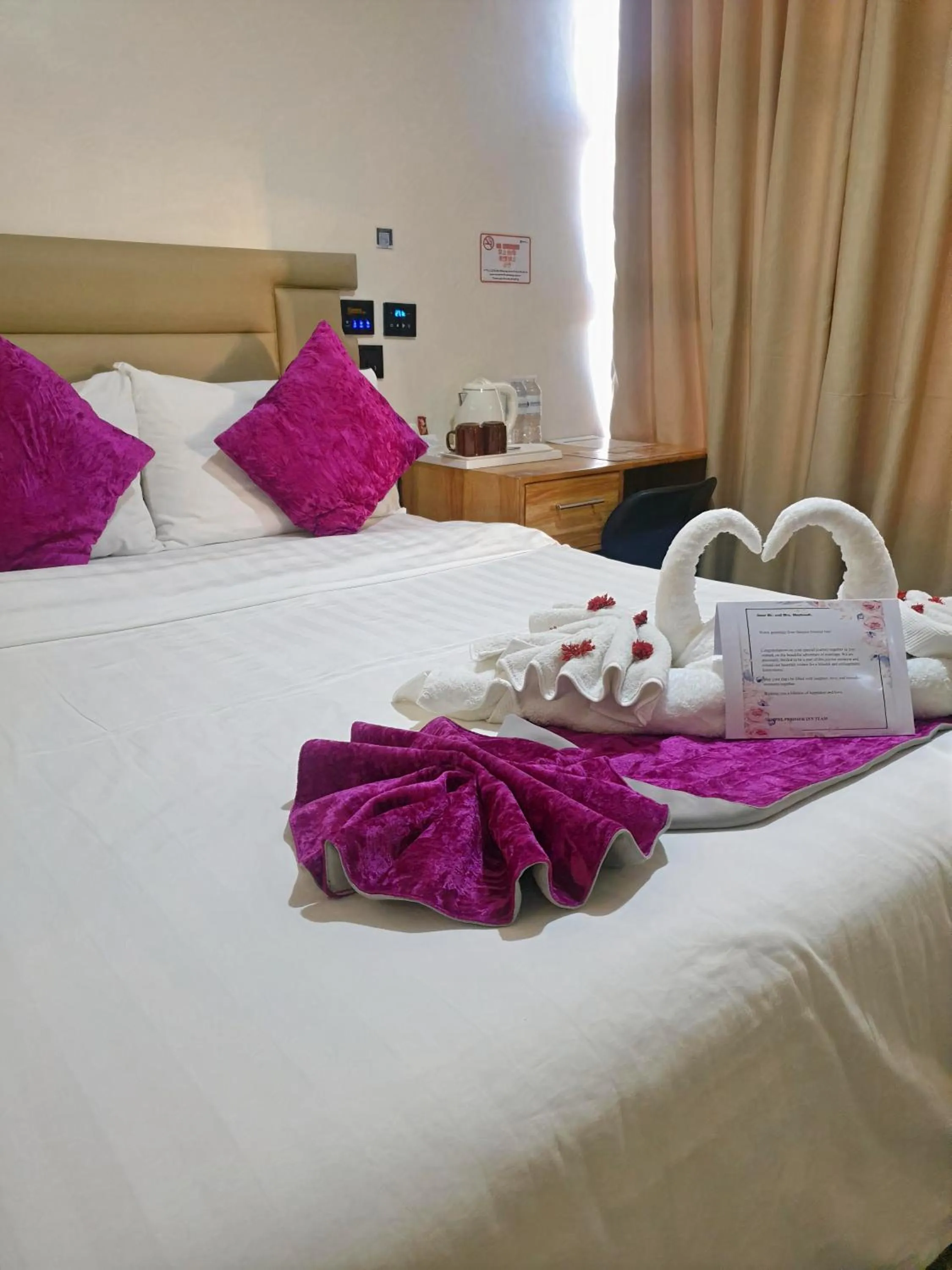 Bed in Sempre Premier Inn - MACTAN AIRPORT HOTEL