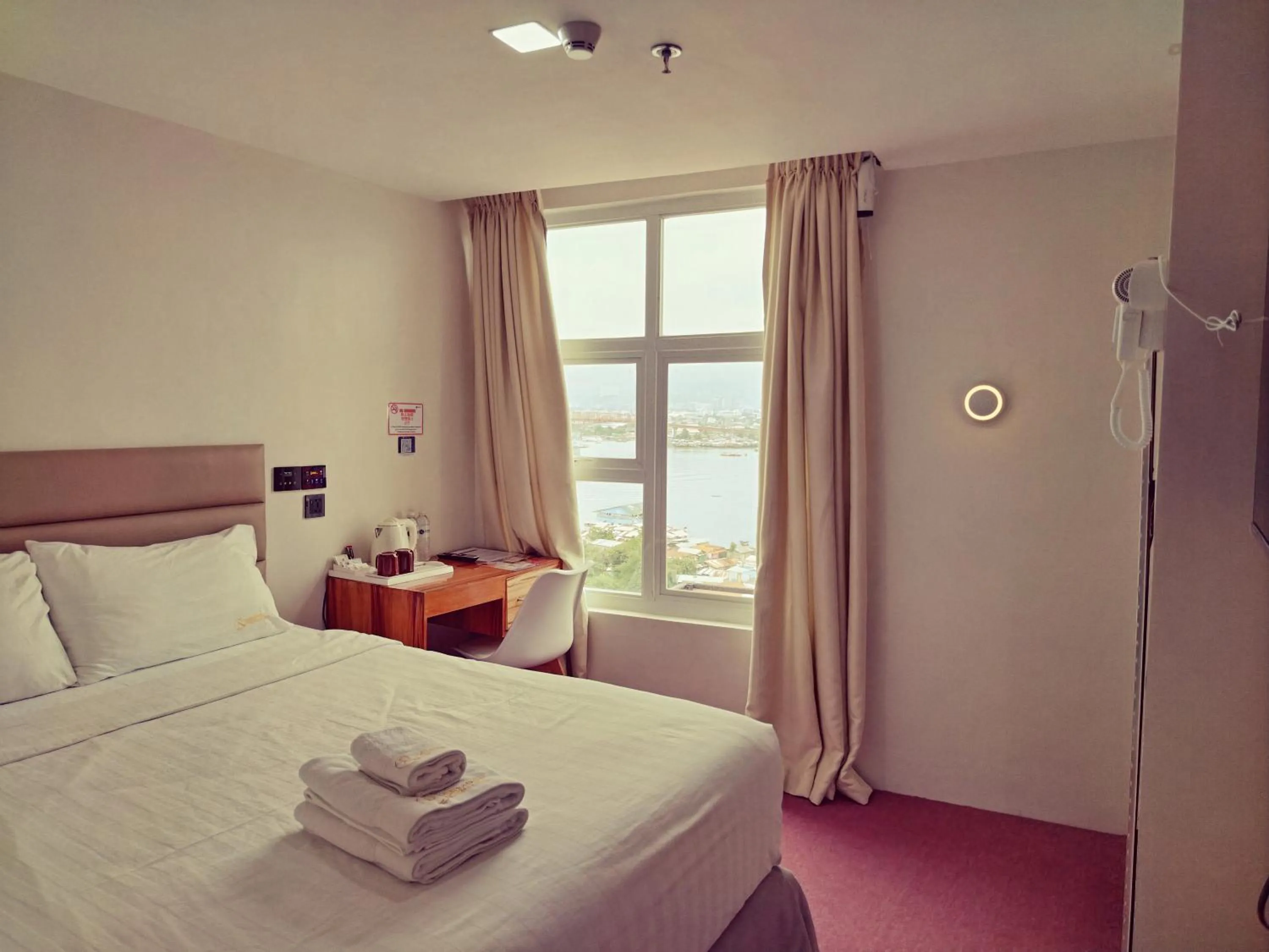 Bed in Sempre Premier Inn - MACTAN AIRPORT HOTEL