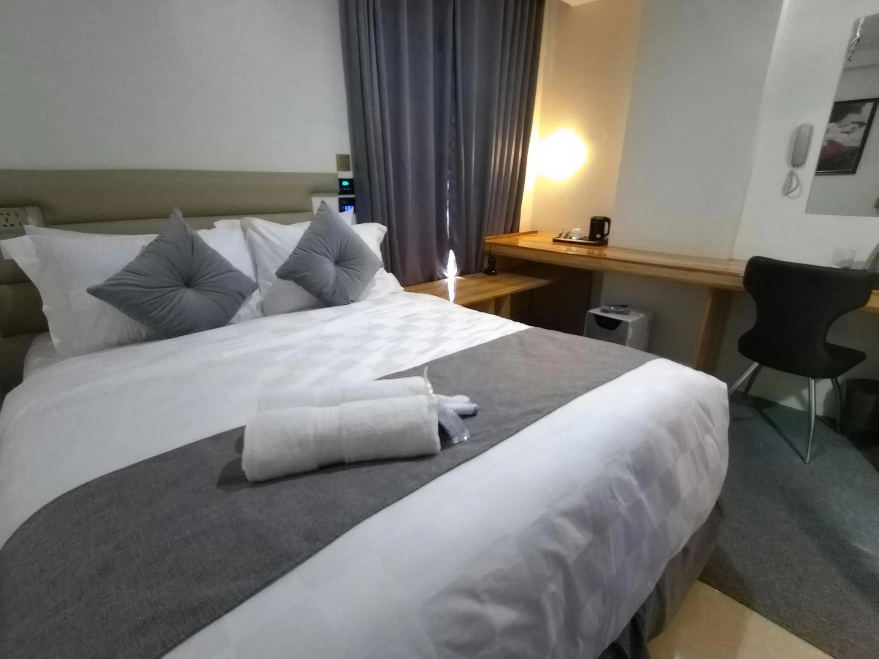 Bed in Sempre Premier Inn - MACTAN AIRPORT HOTEL