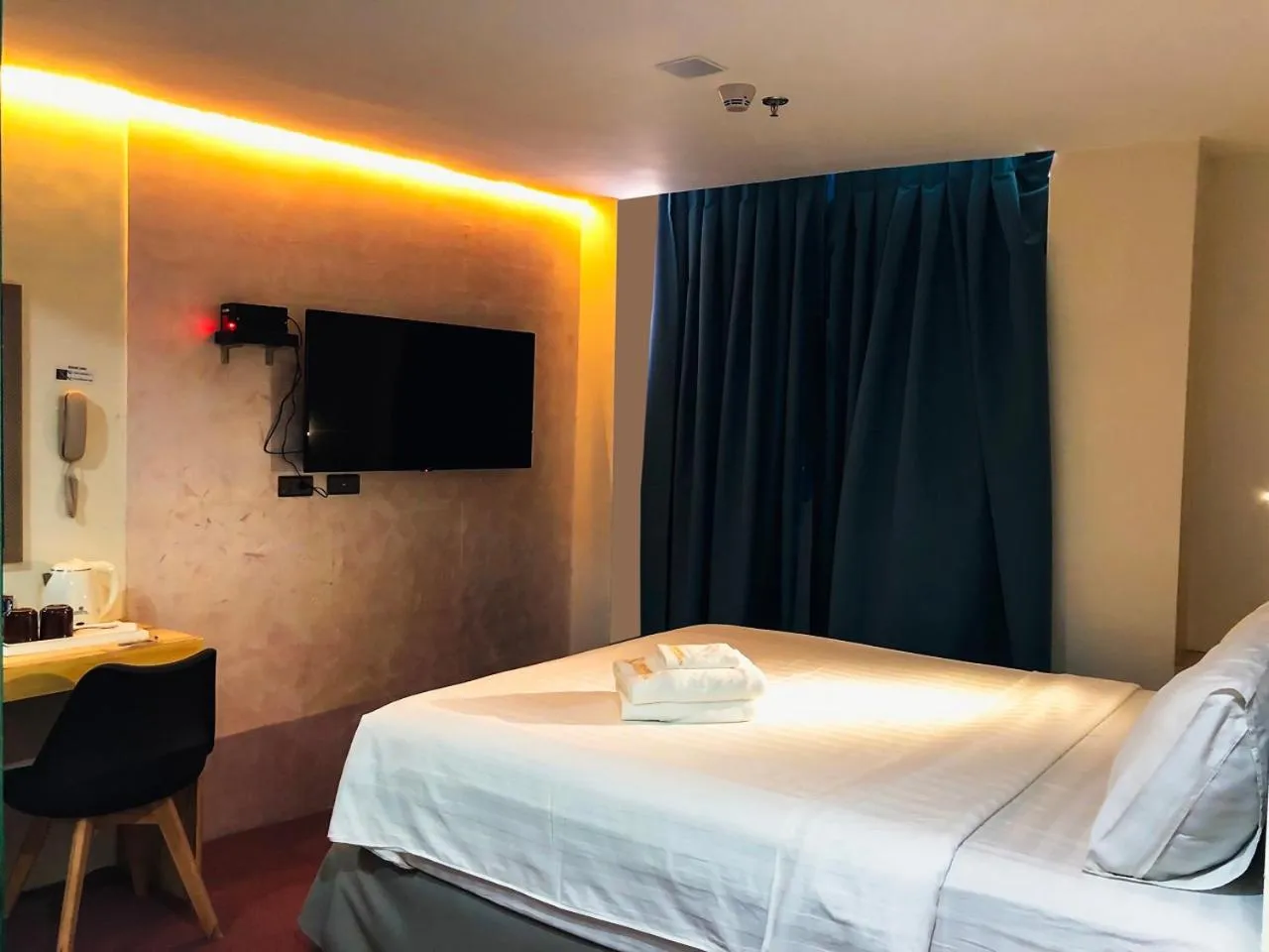 Bed in Sempre Premier Inn - MACTAN AIRPORT HOTEL