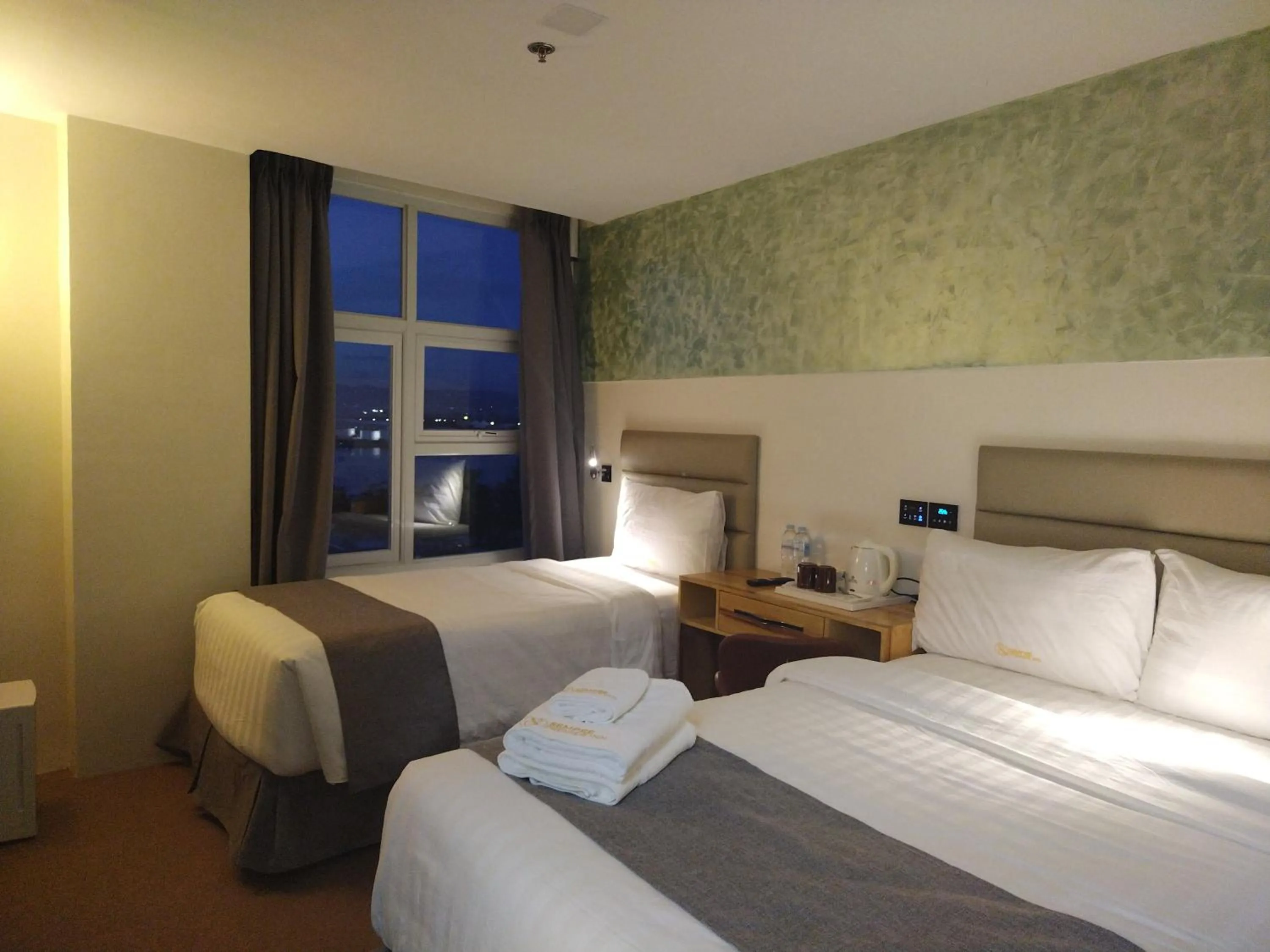 Coffee/tea facilities, Bed in Sempre Premier Inn - MACTAN AIRPORT HOTEL