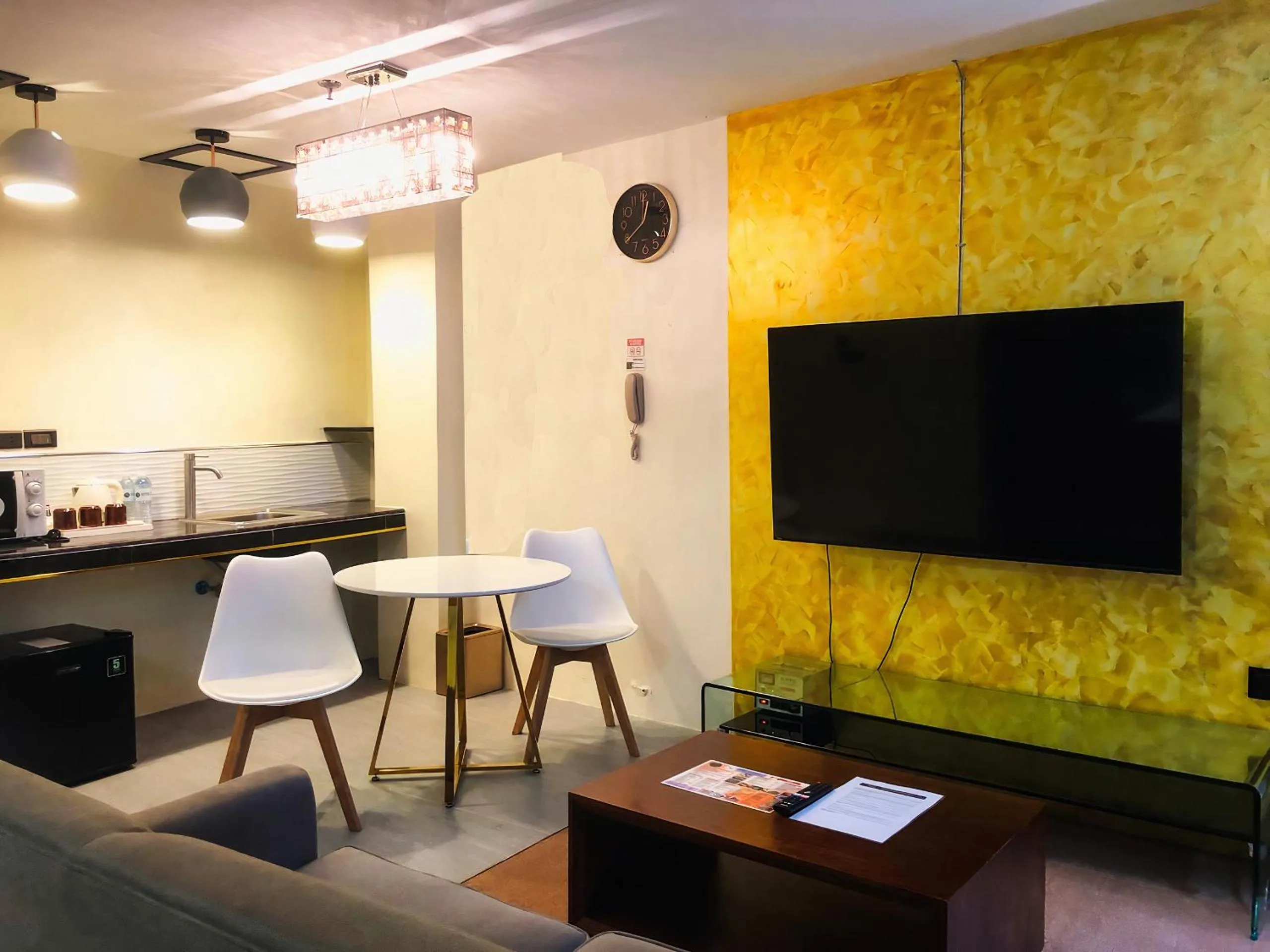 Kitchen or kitchenette in Sempre Premier Inn - MACTAN AIRPORT HOTEL