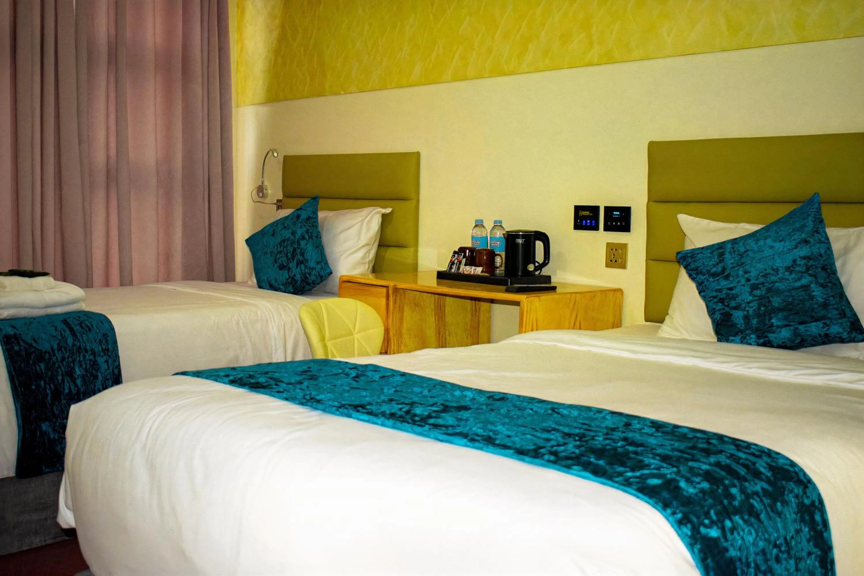 Bed in Sempre Premier Inn - MACTAN AIRPORT HOTEL