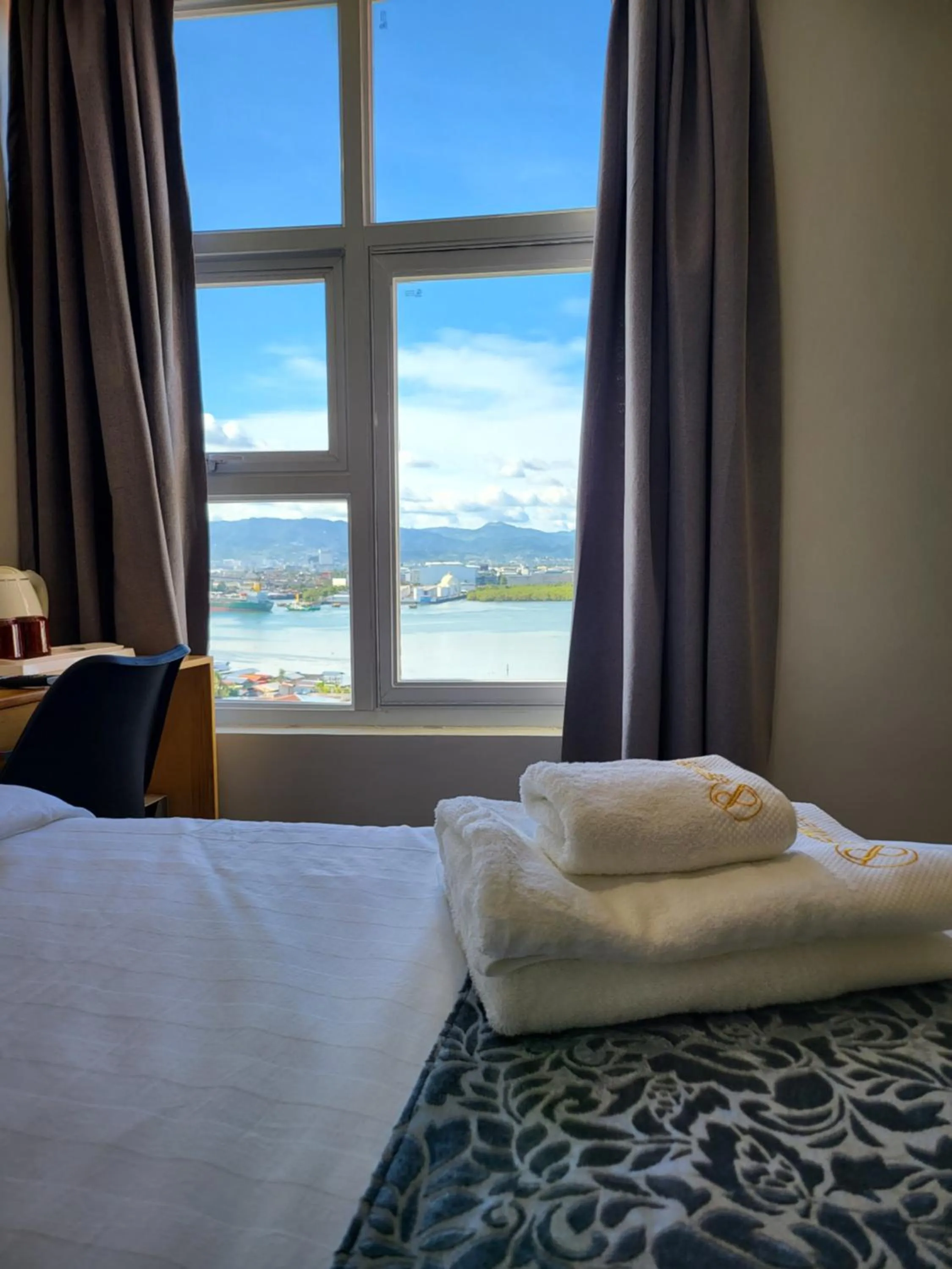 Mountain view, Bed in Sempre Premier Inn - MACTAN AIRPORT HOTEL