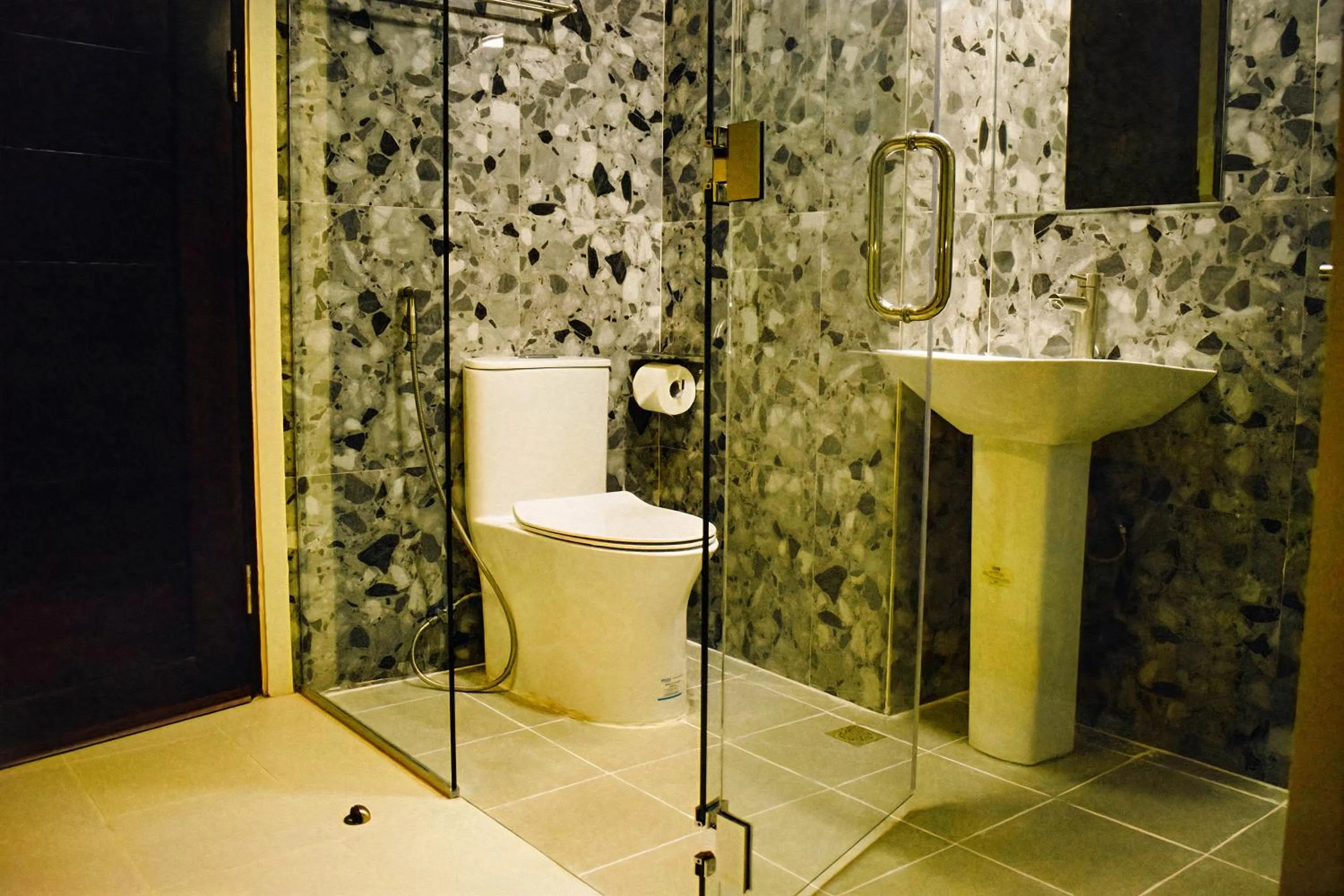 Bathroom in Sempre Premier Inn - MACTAN AIRPORT HOTEL