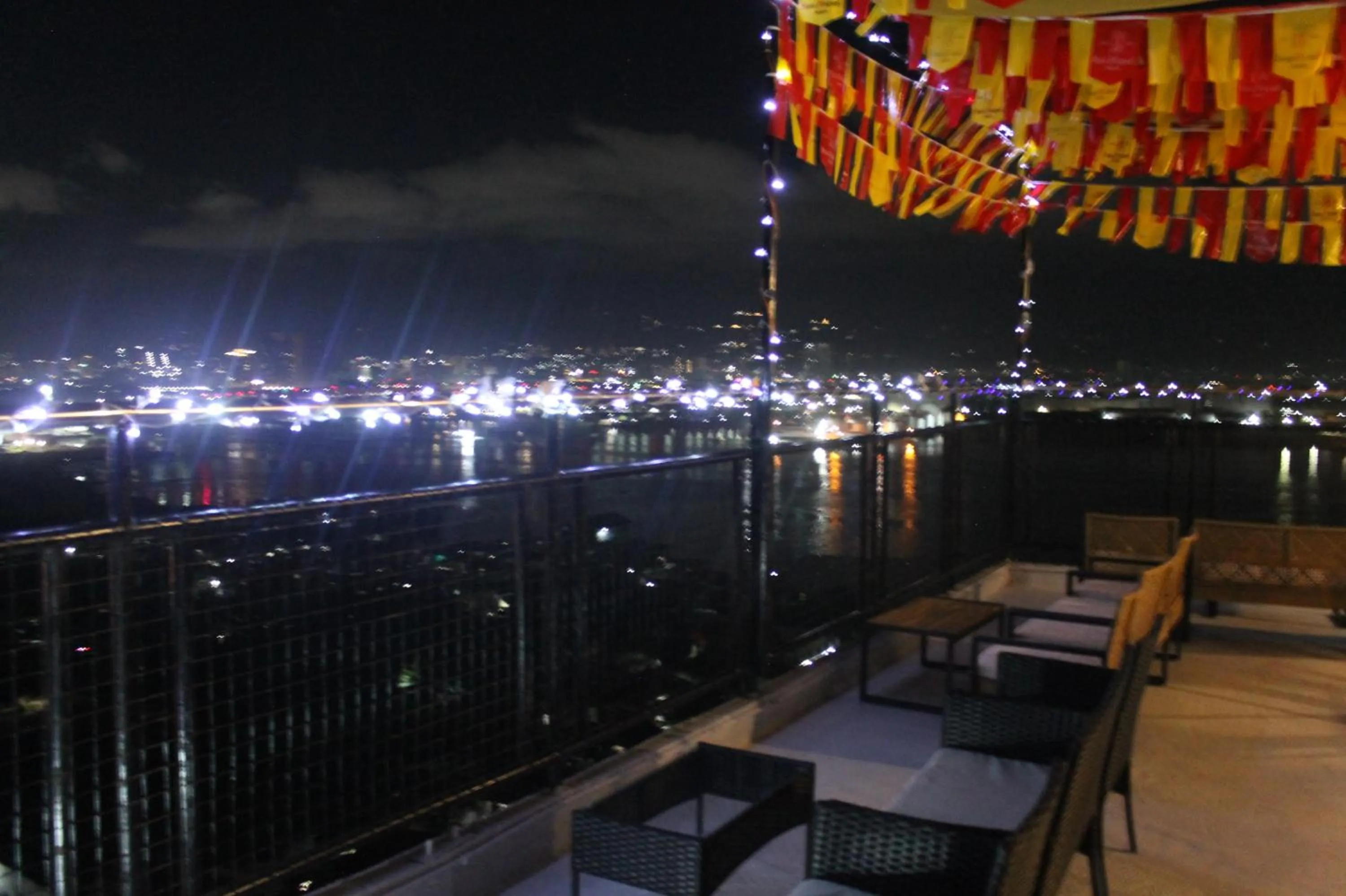 Restaurant/places to eat in Sempre Premier Inn - MACTAN AIRPORT HOTEL