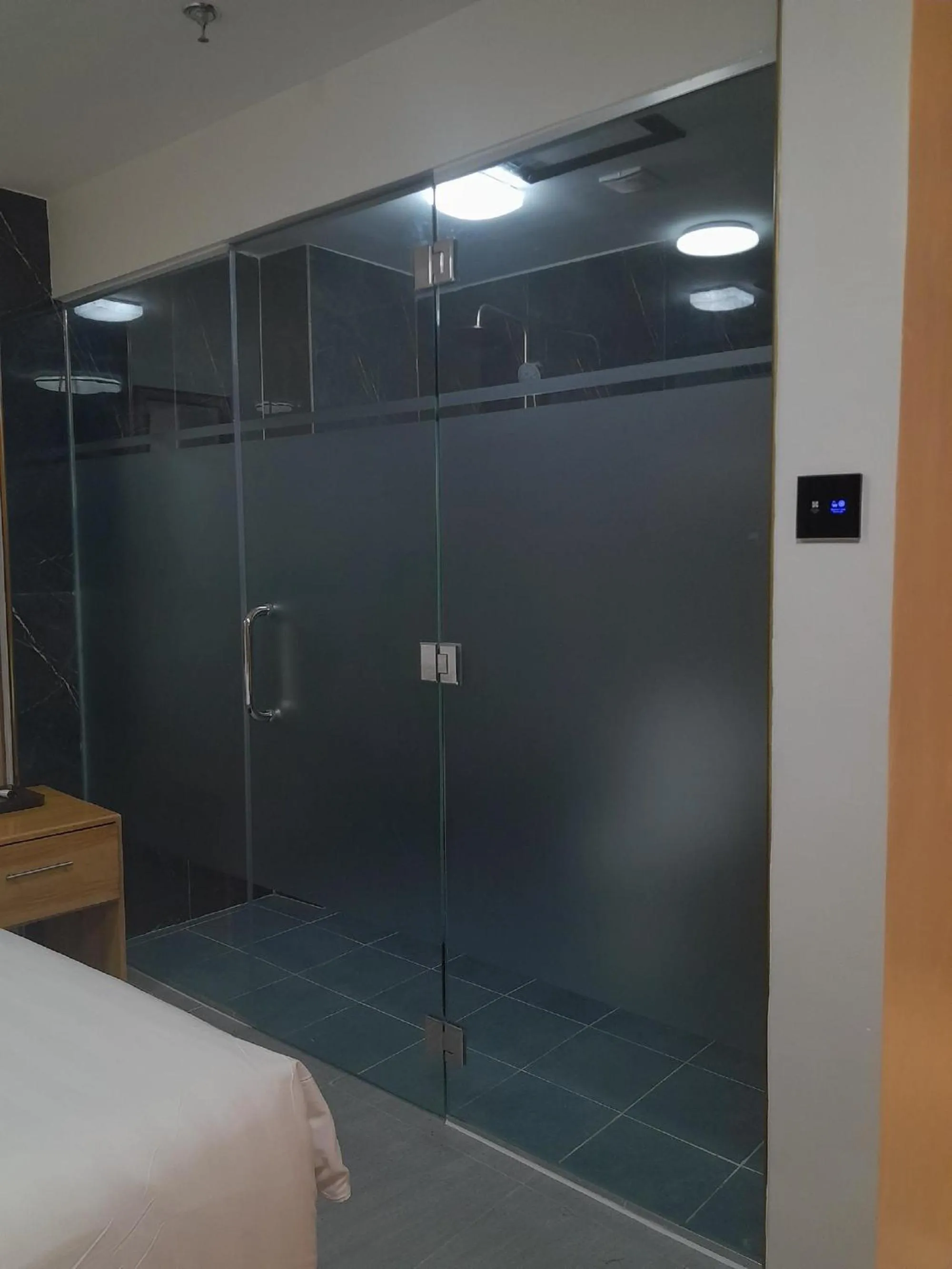 Toilet in Sempre Premier Inn - MACTAN AIRPORT HOTEL