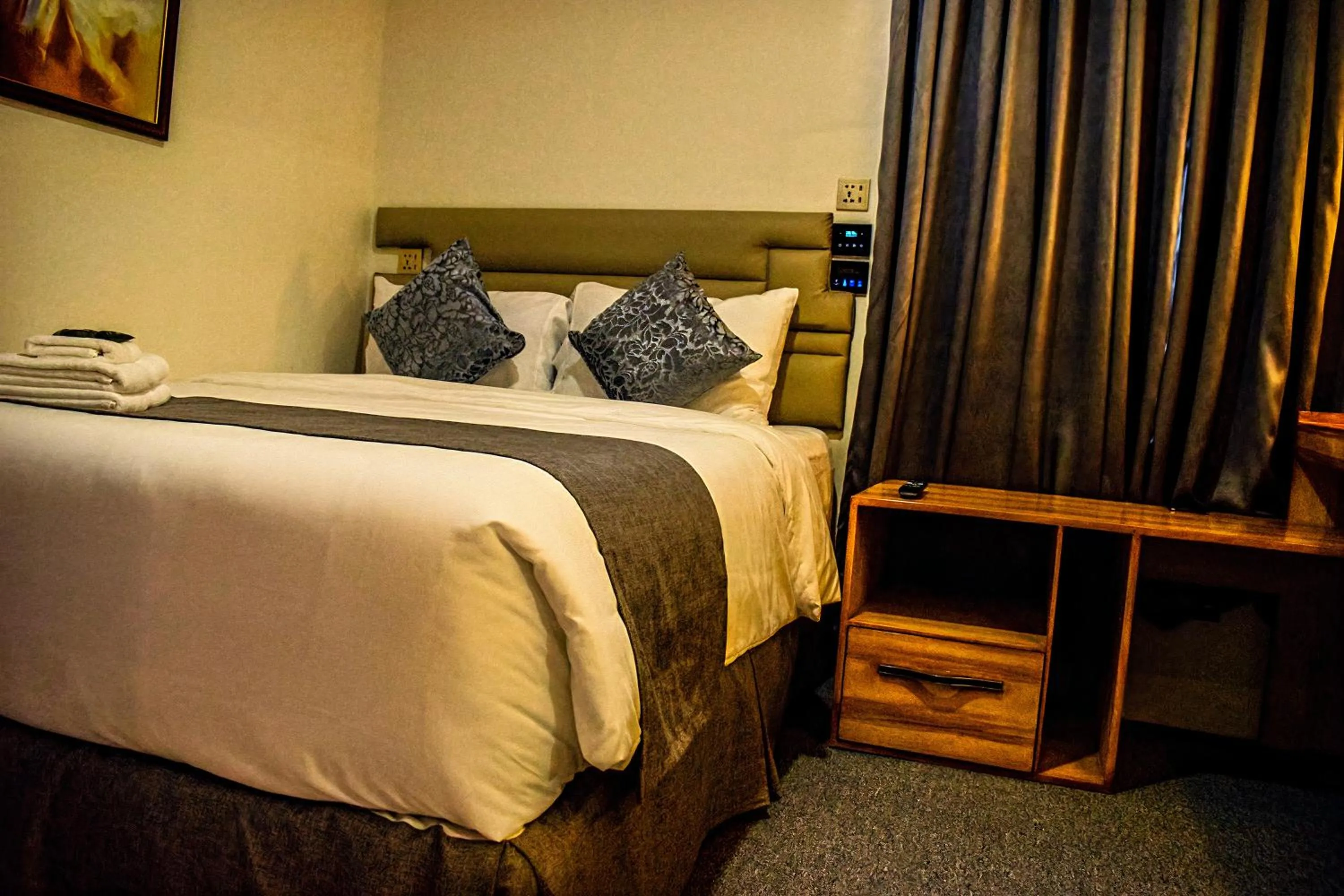 Bed in Sempre Premier Inn - MACTAN AIRPORT HOTEL