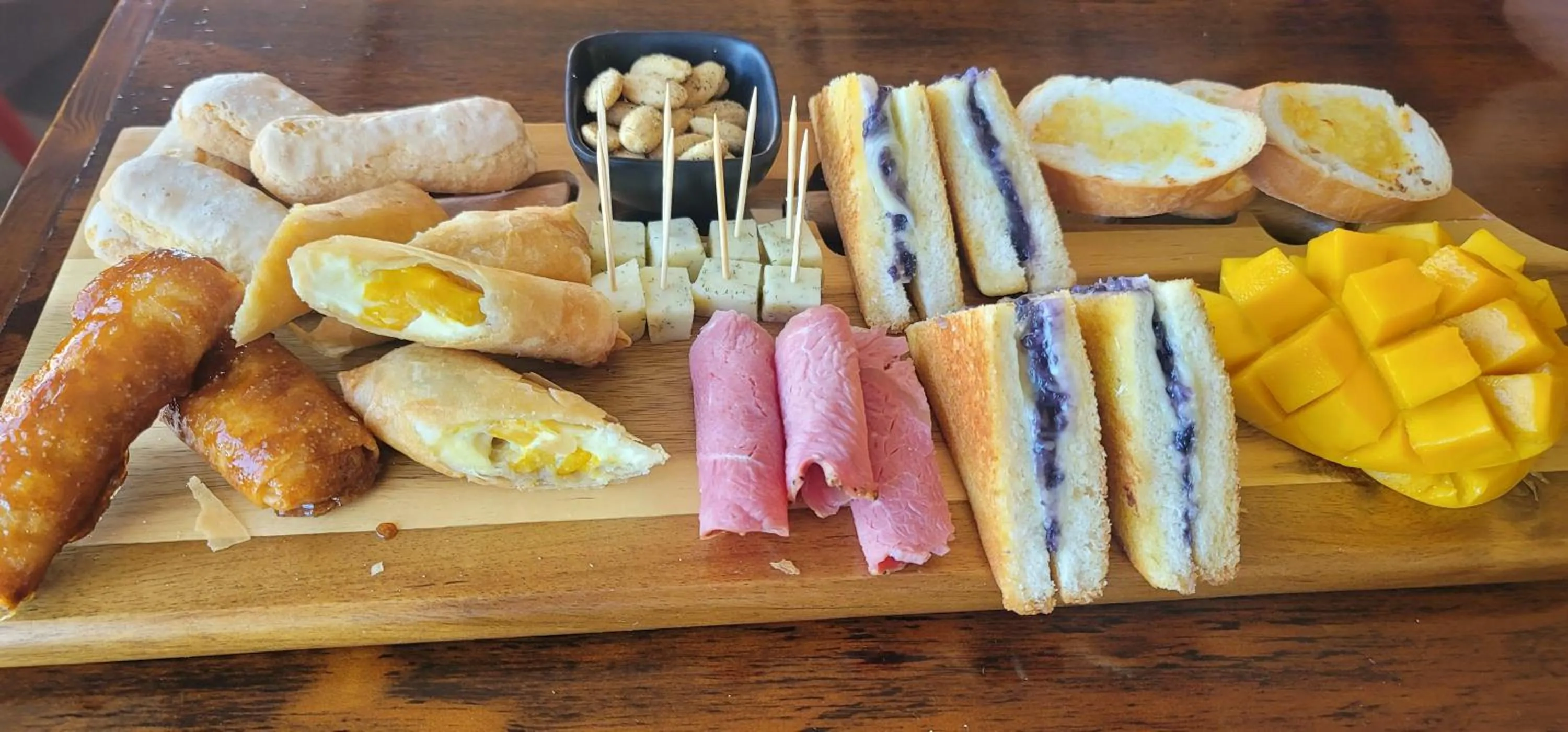 Restaurant/places to eat in Sempre Premier Inn - MACTAN AIRPORT HOTEL