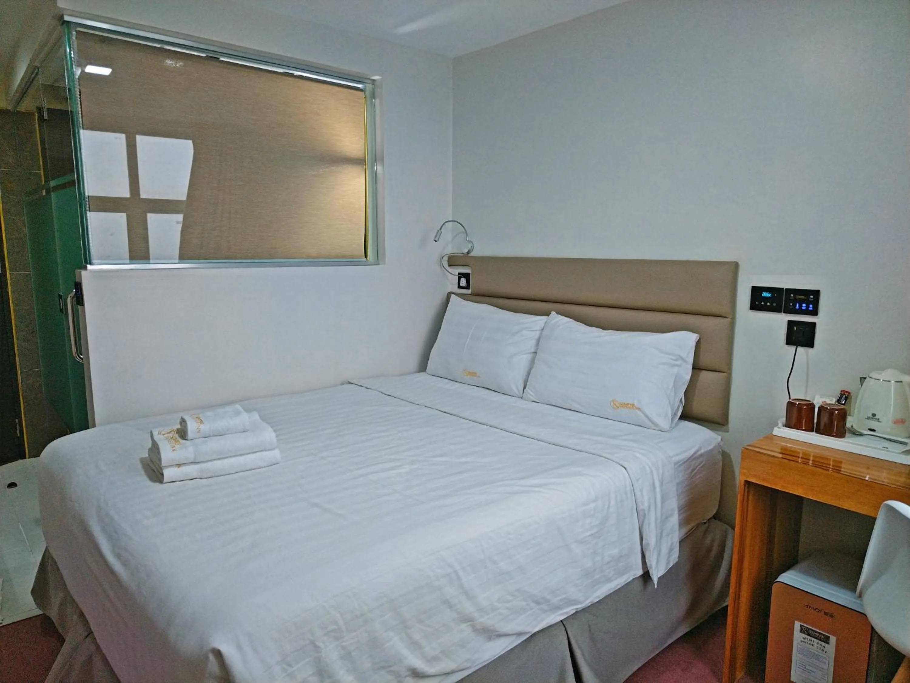 Bed in Sempre Premier Inn - MACTAN AIRPORT HOTEL