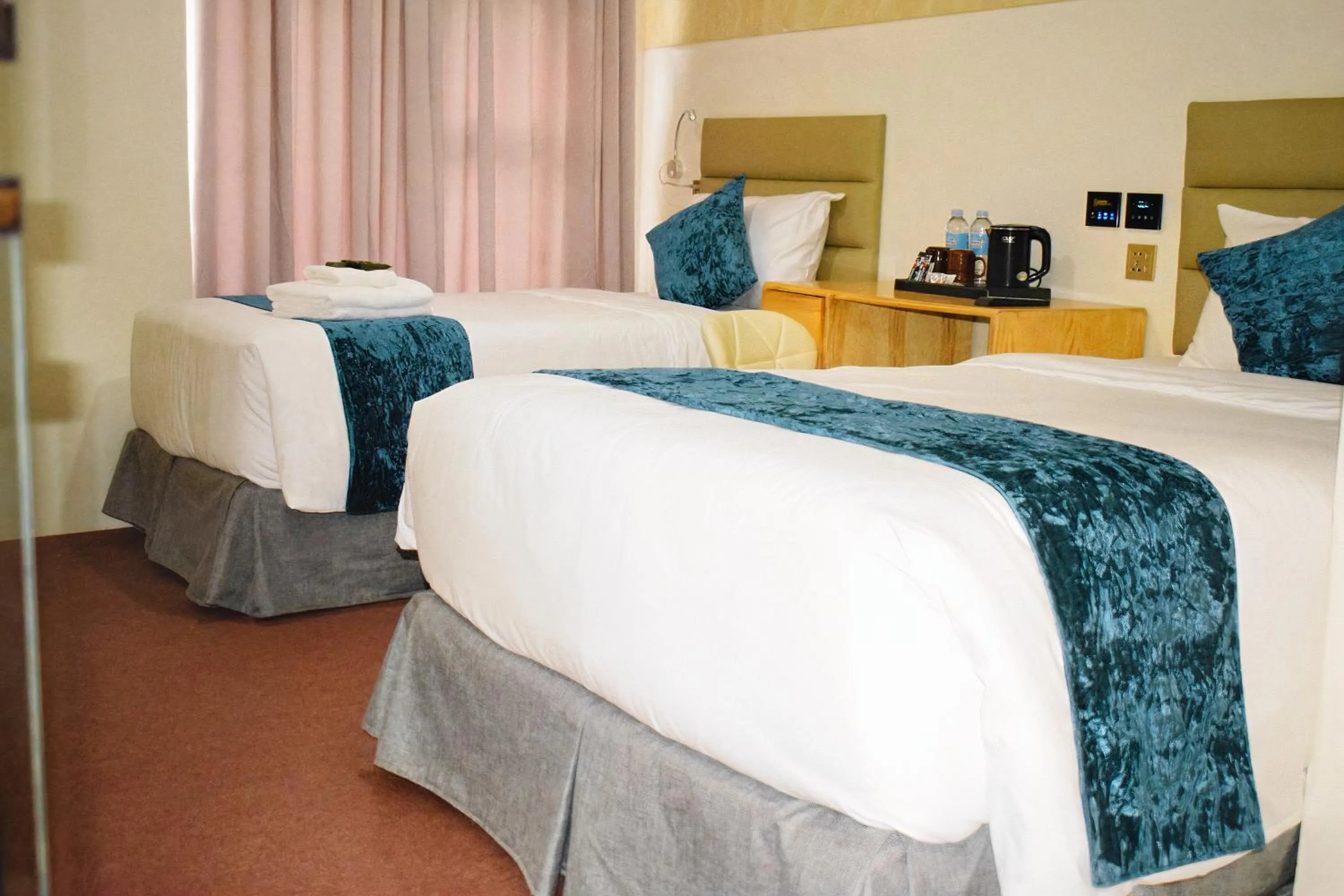 Bed in Sempre Premier Inn - MACTAN AIRPORT HOTEL