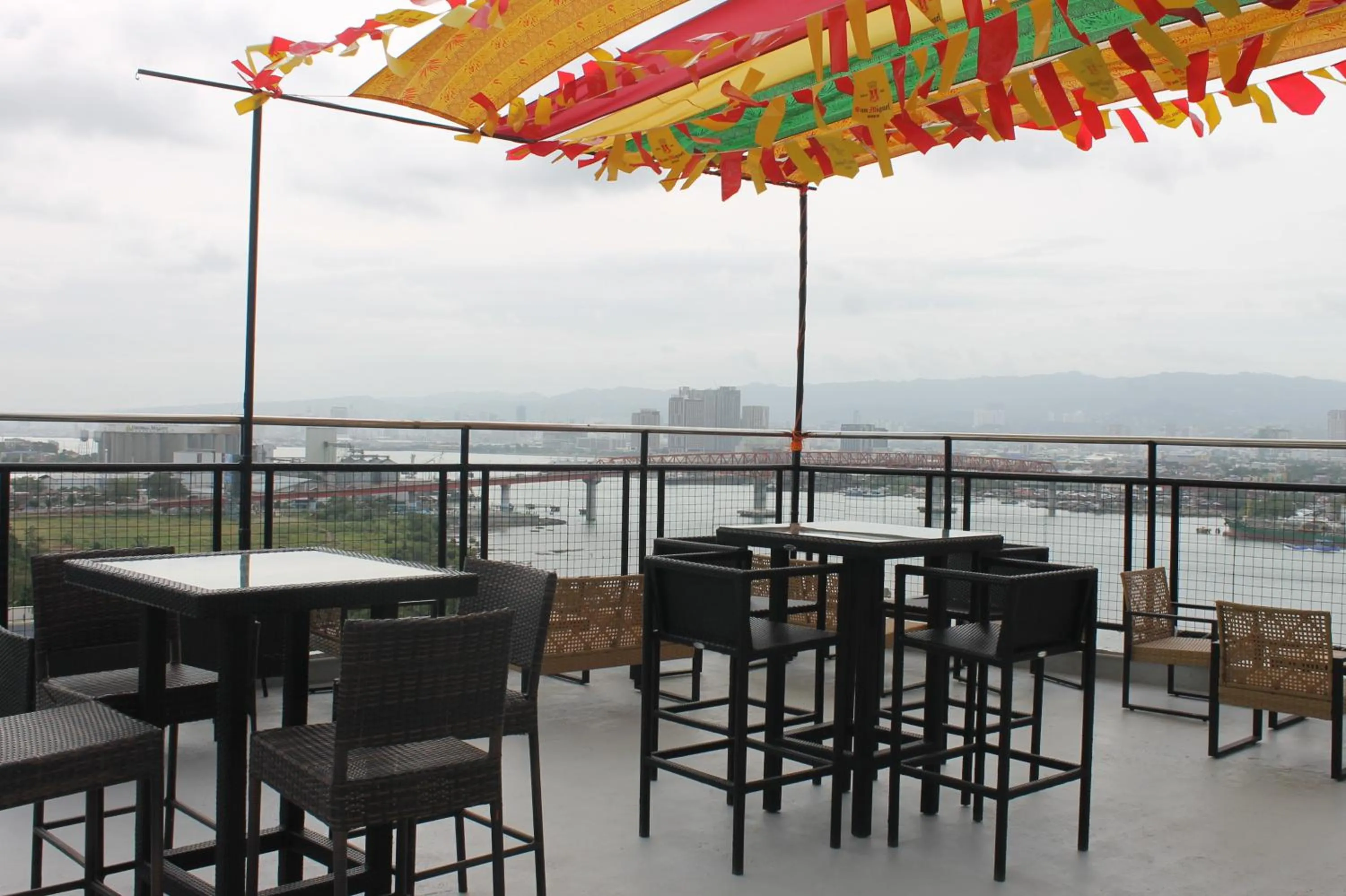 Lounge or bar in Sempre Premier Inn - MACTAN AIRPORT HOTEL