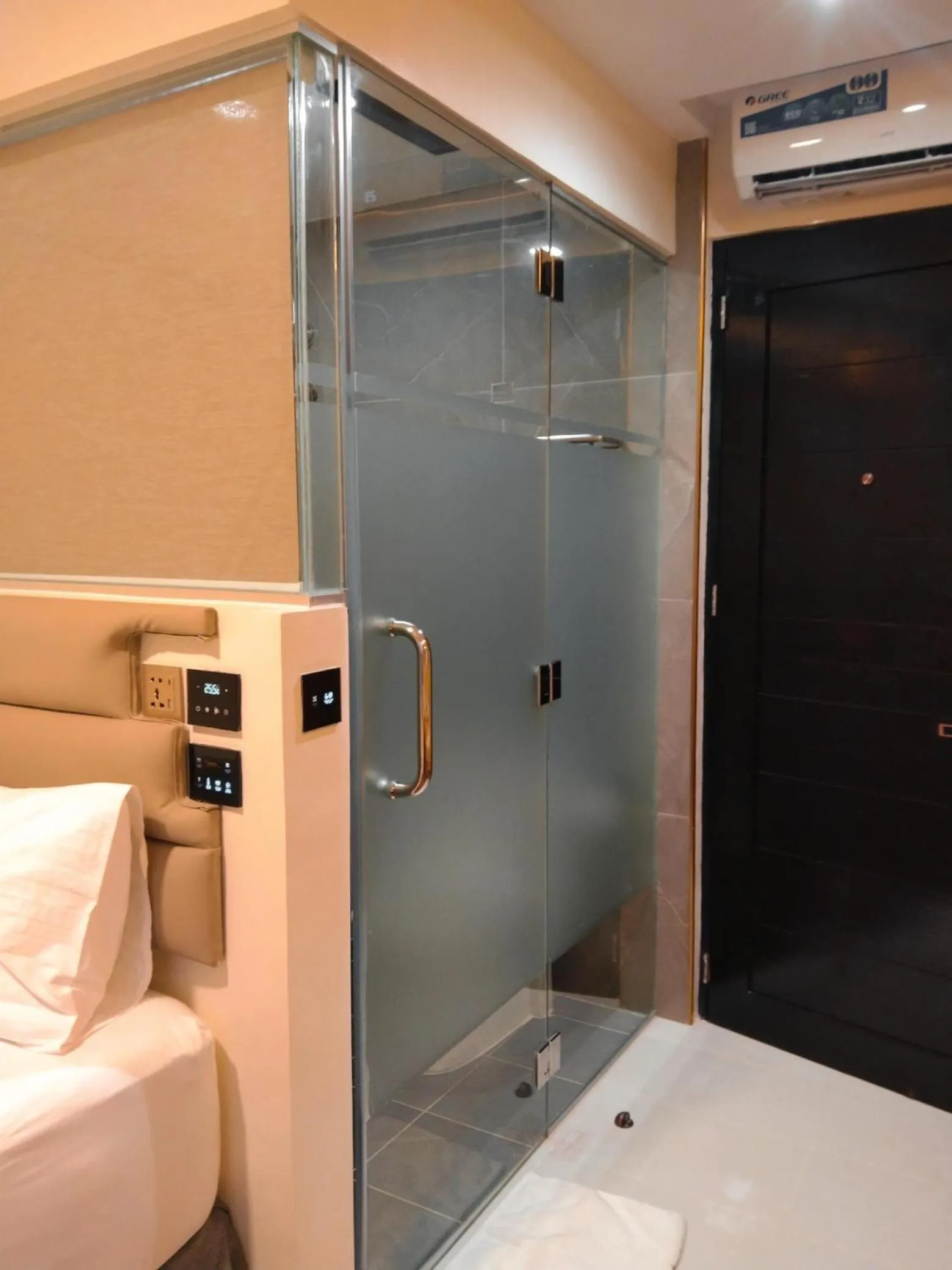 Bathroom, Bed in Sempre Premier Inn - MACTAN AIRPORT HOTEL