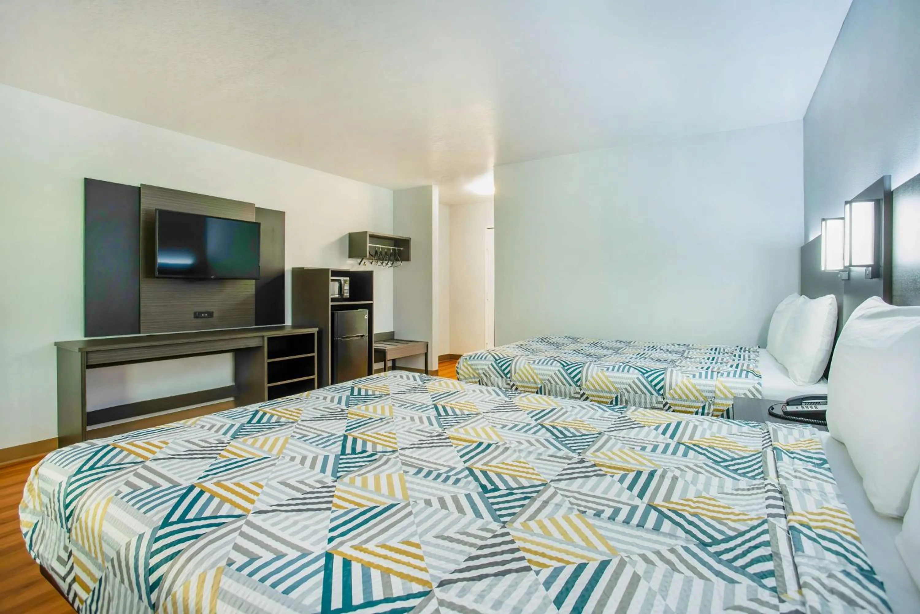 Bedroom, Bed in Motel 6-Gresham, OR - Portland