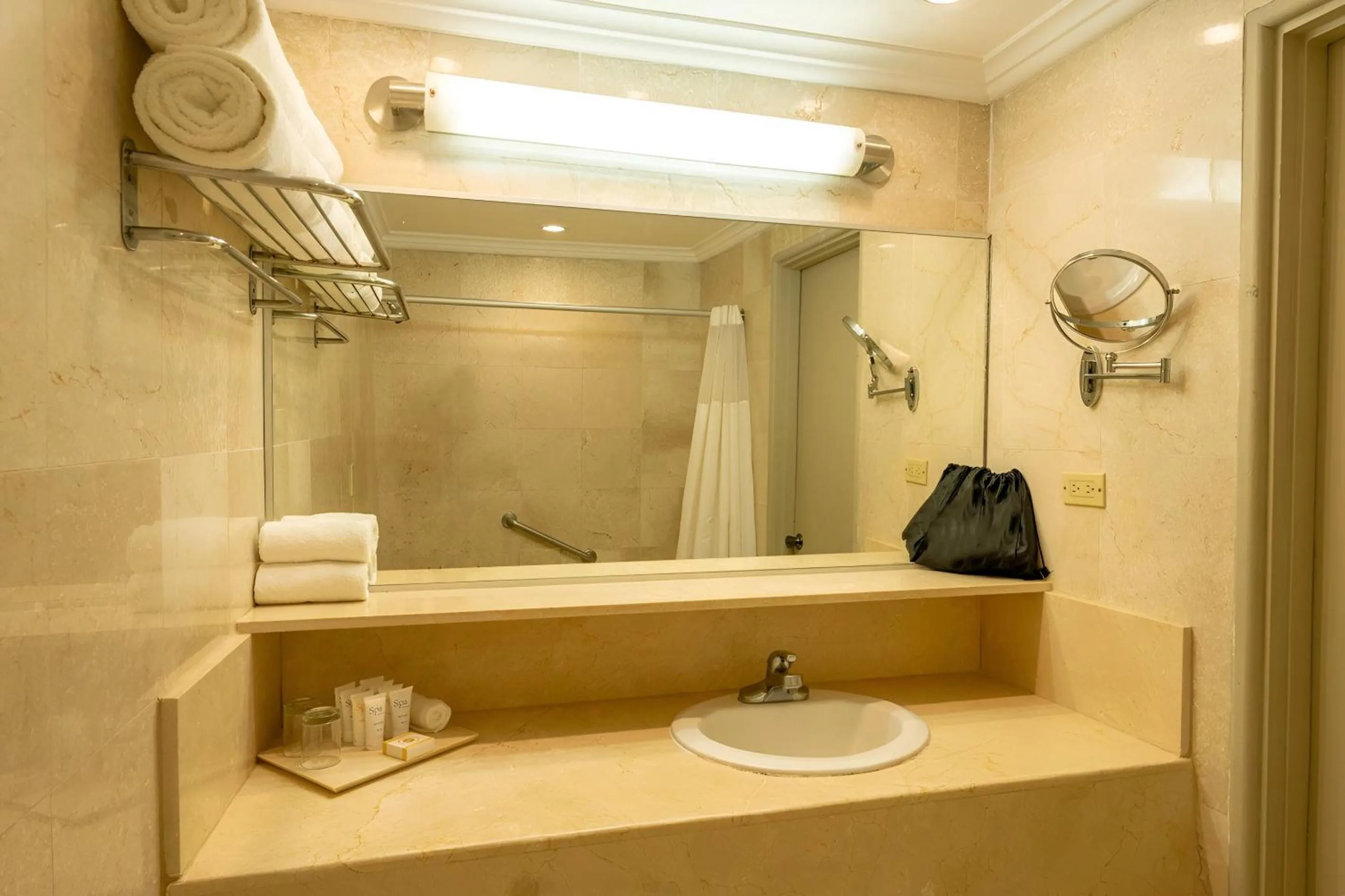 Shower in Hotel El Panama by Faranda Grand, a member of Radisson Individuals