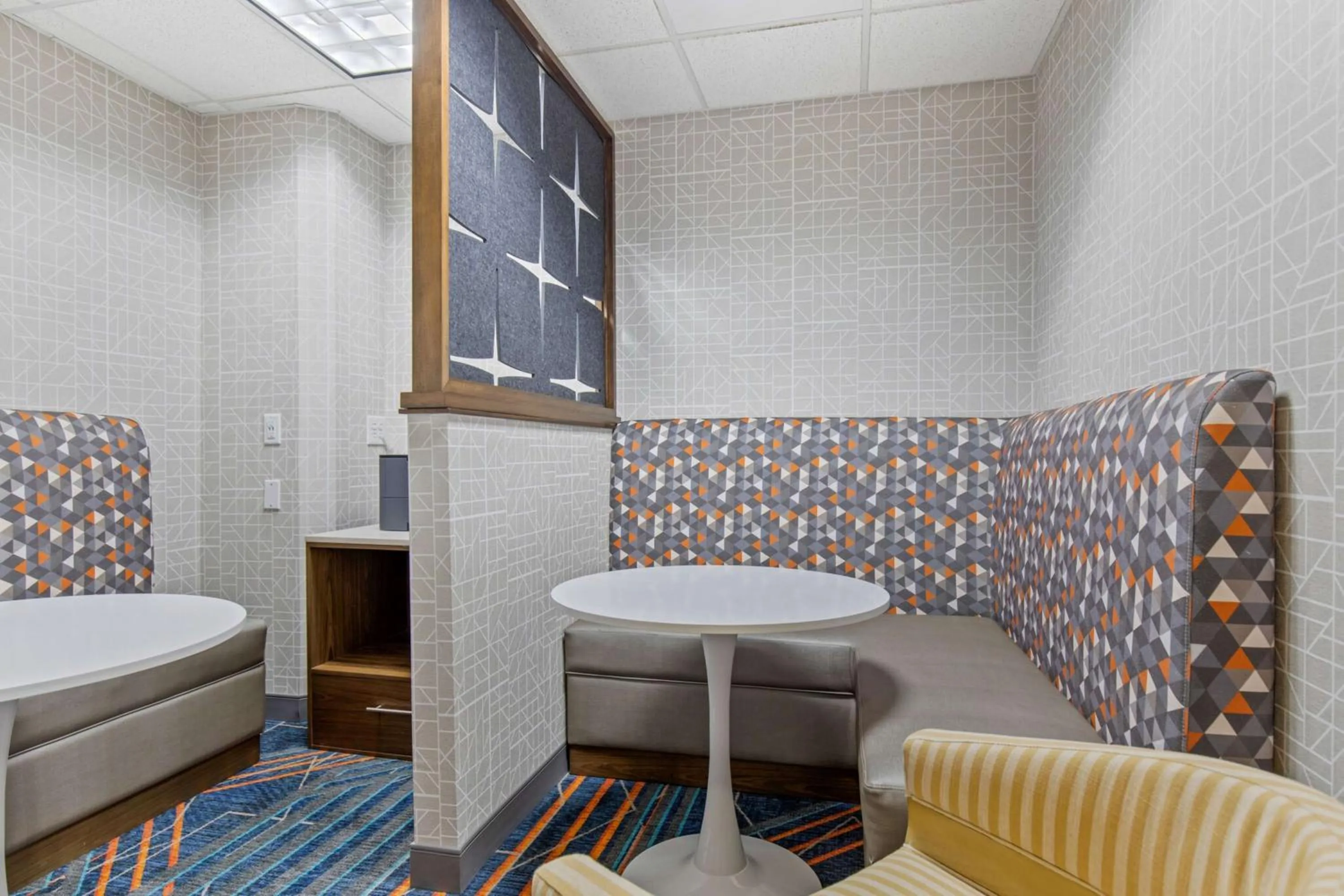 Business facilities, Bed in Hampton Inn & Suites Greeley