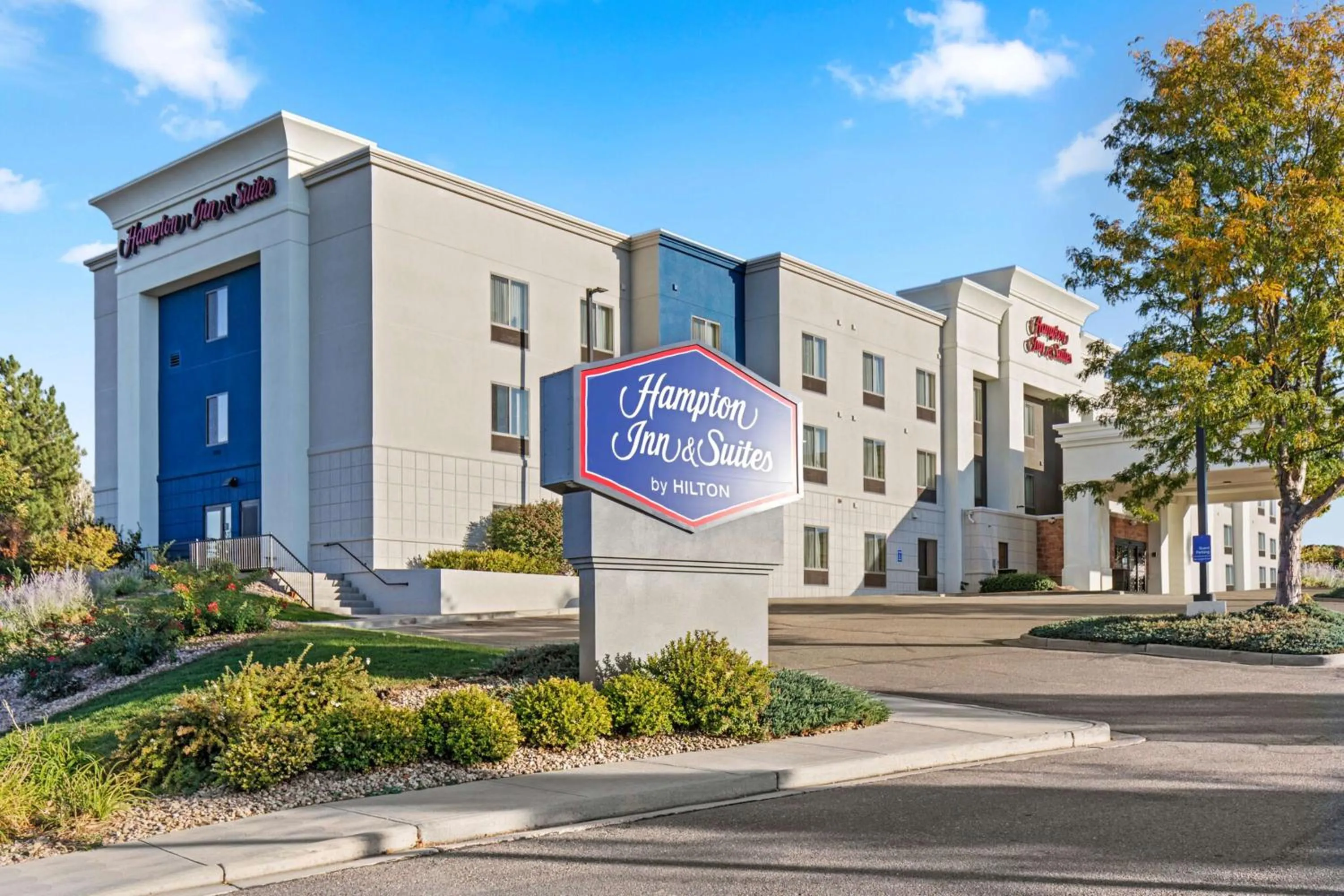 Property building in Hampton Inn & Suites Greeley
