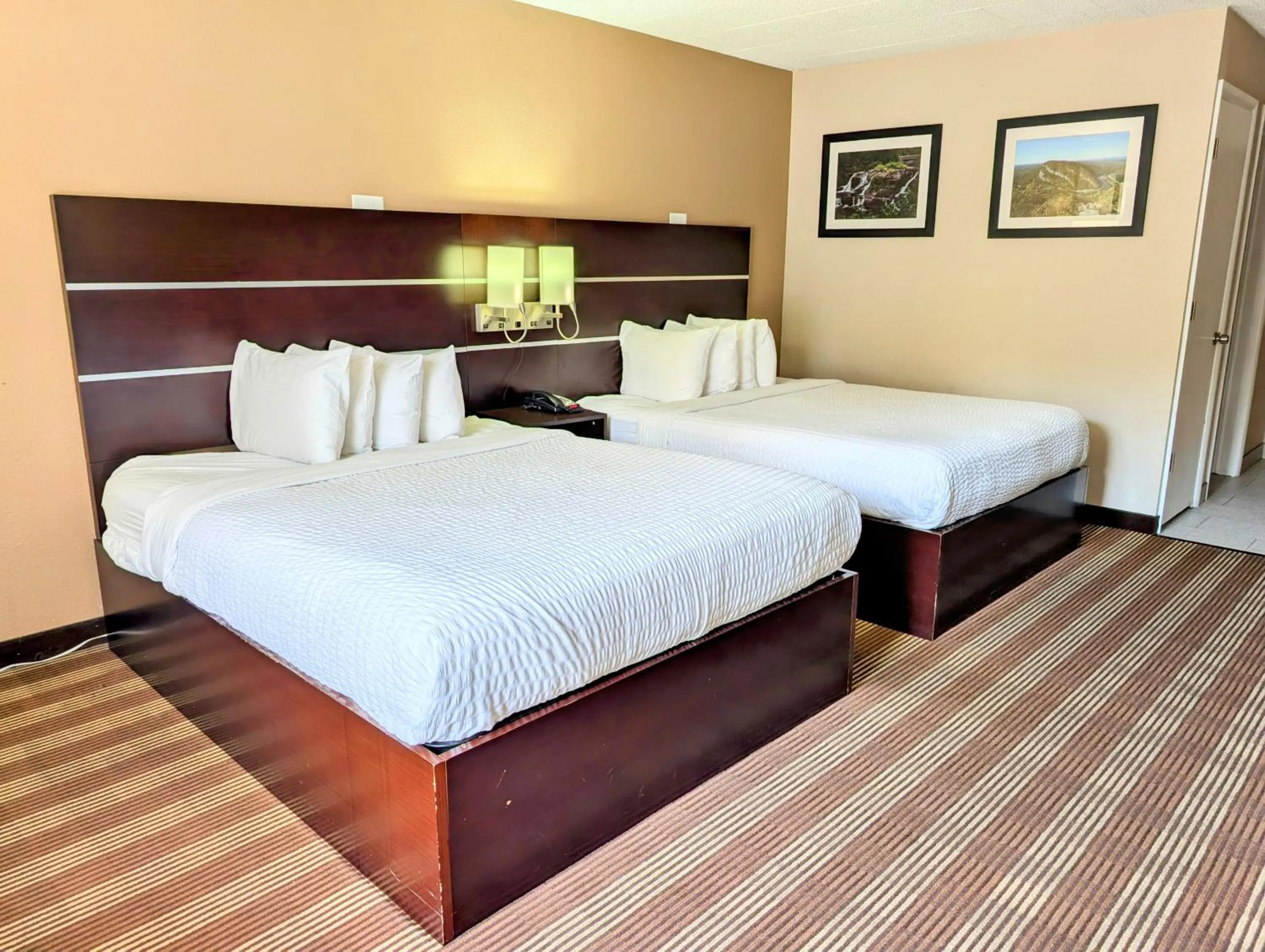 Bed in Pocono Inn & Banquet - Stroudsburg