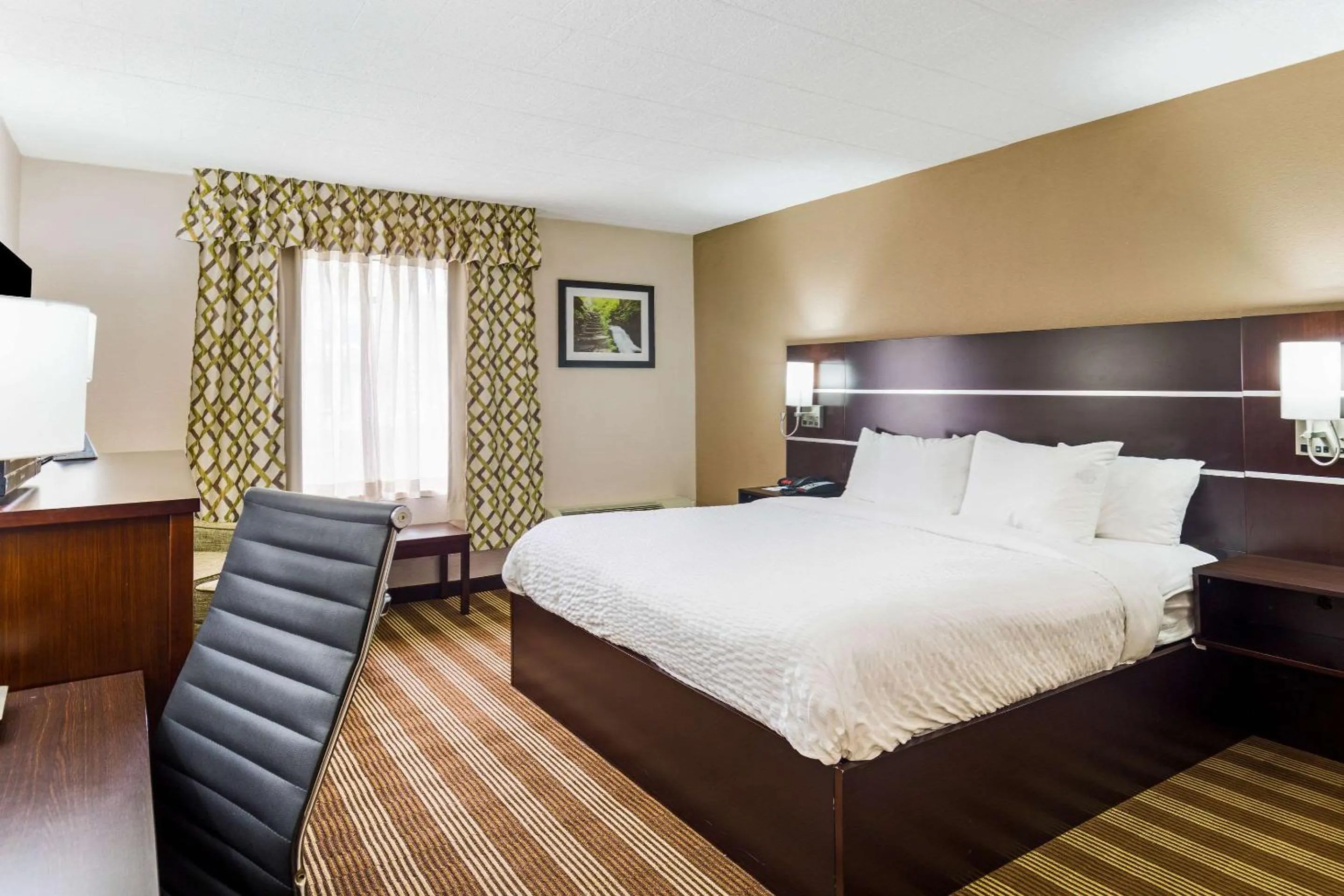 Photo of the whole room, Bed in Pocono Inn & Banquet - Stroudsburg