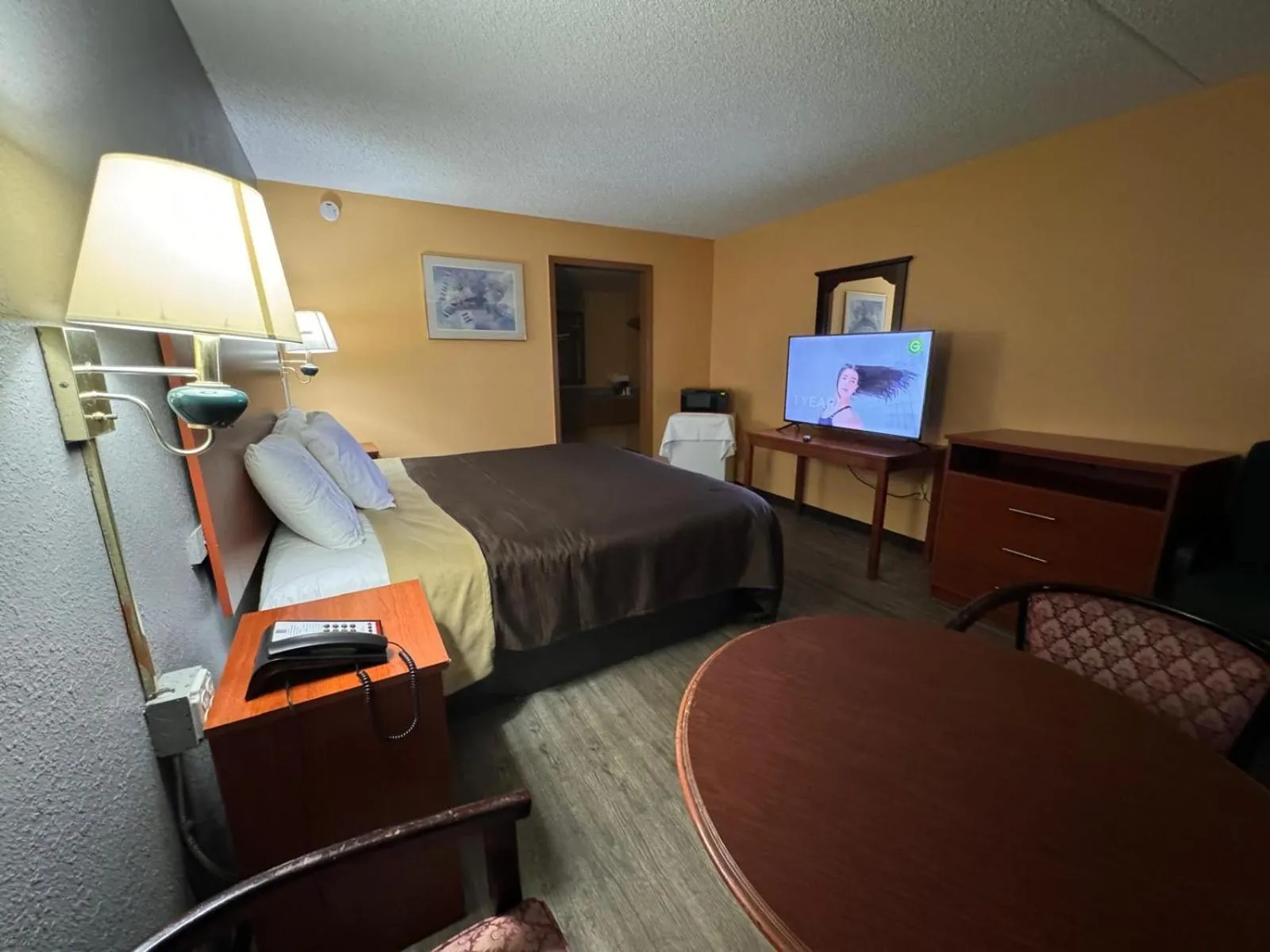 Photo of the whole room in College Inn Spartanburg