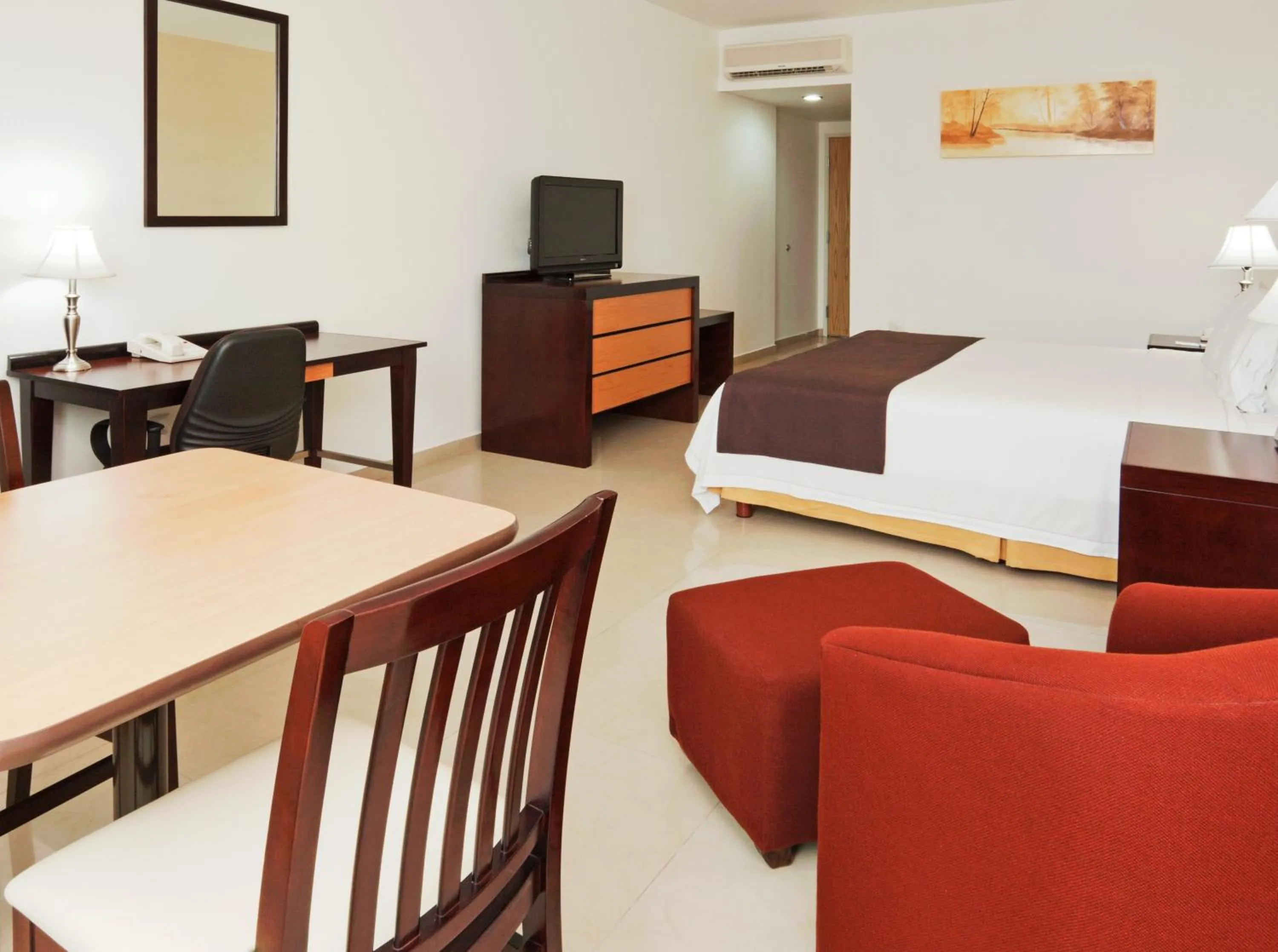 Photo of the whole room in Holiday Inn Express Paraiso - Dos Bocas
