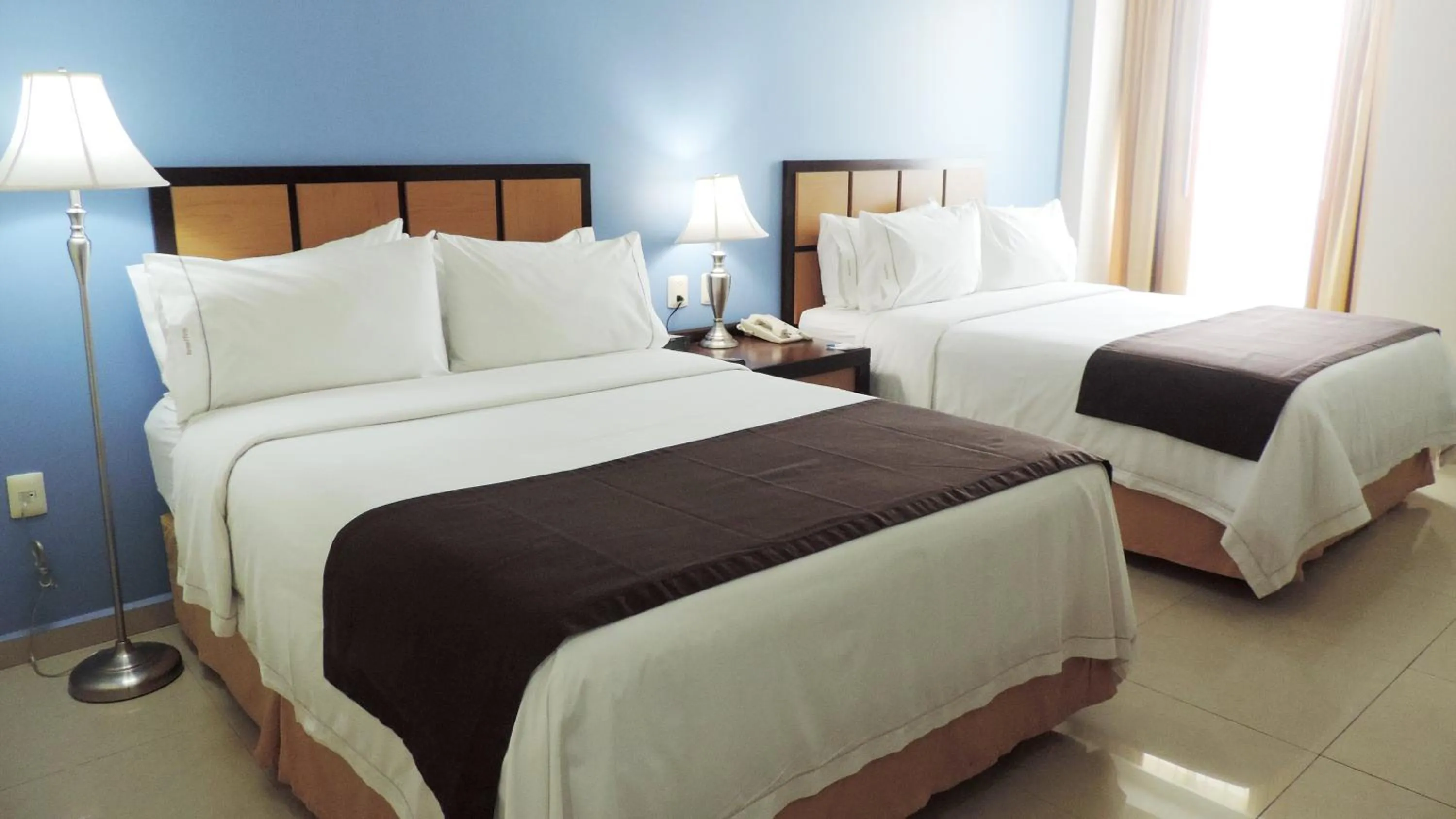 Photo of the whole room in Holiday Inn Express Paraiso - Dos Bocas