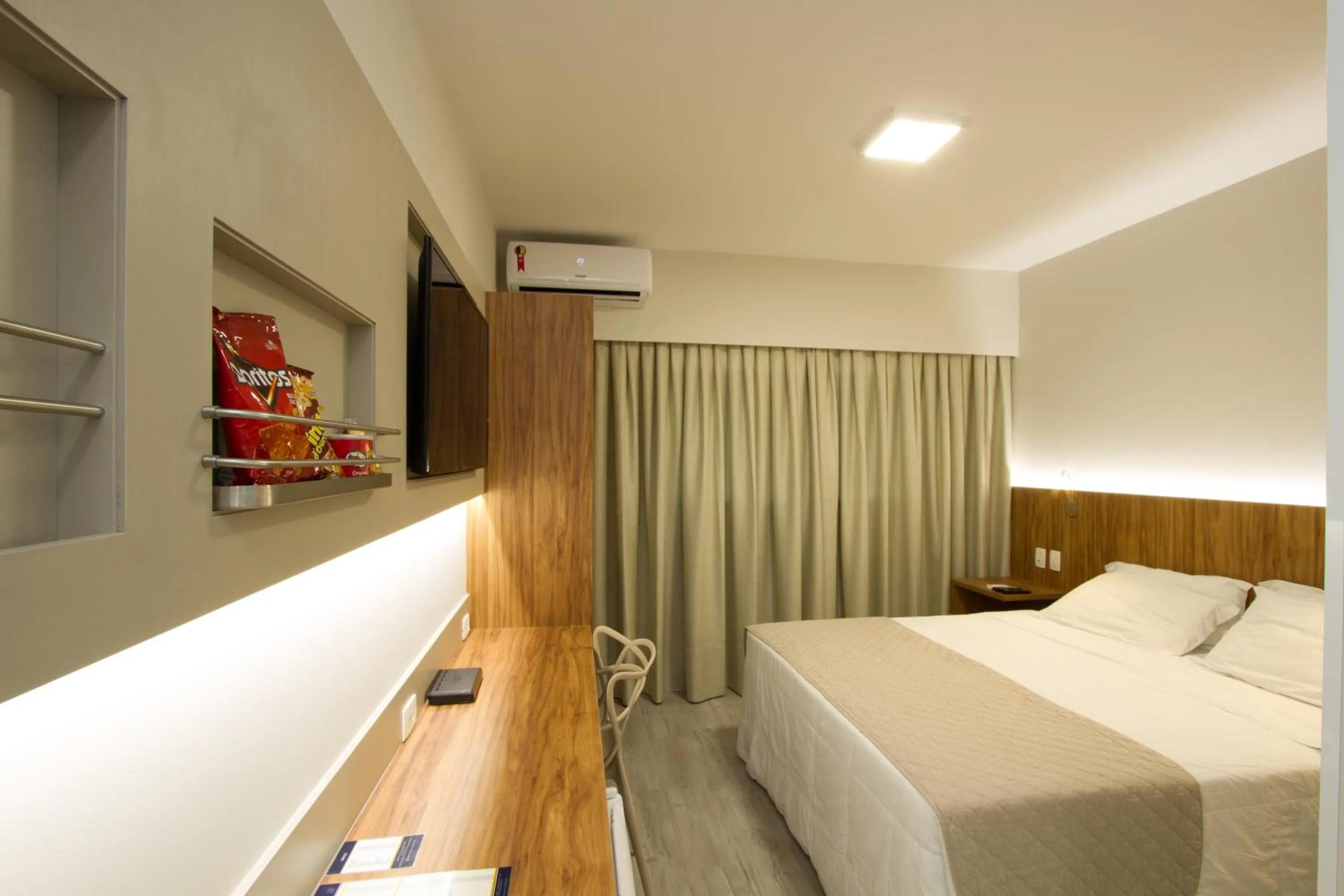 Bathroom, Bed in Le CanarD Joinville