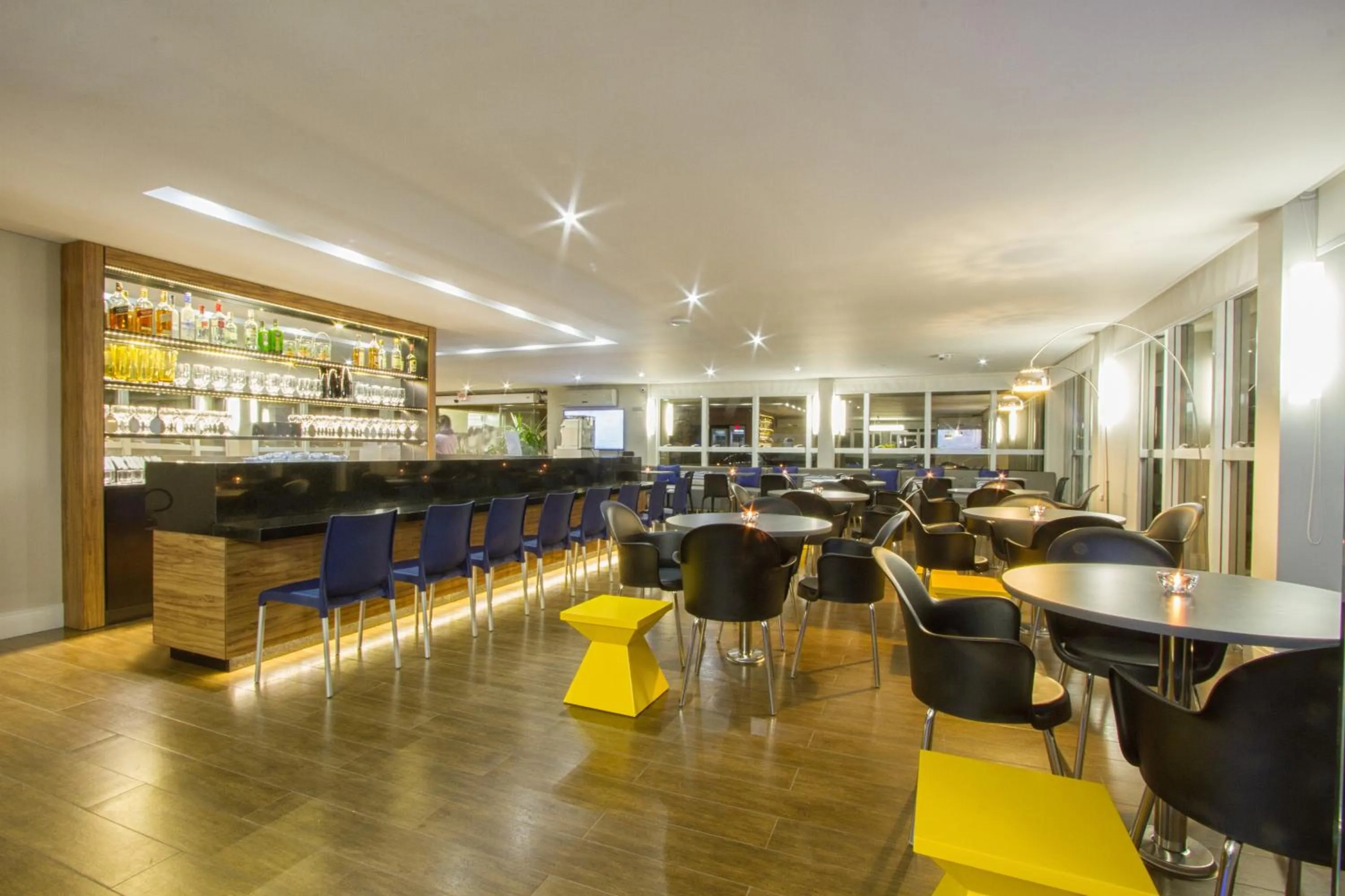 Restaurant/places to eat in Le CanarD Joinville