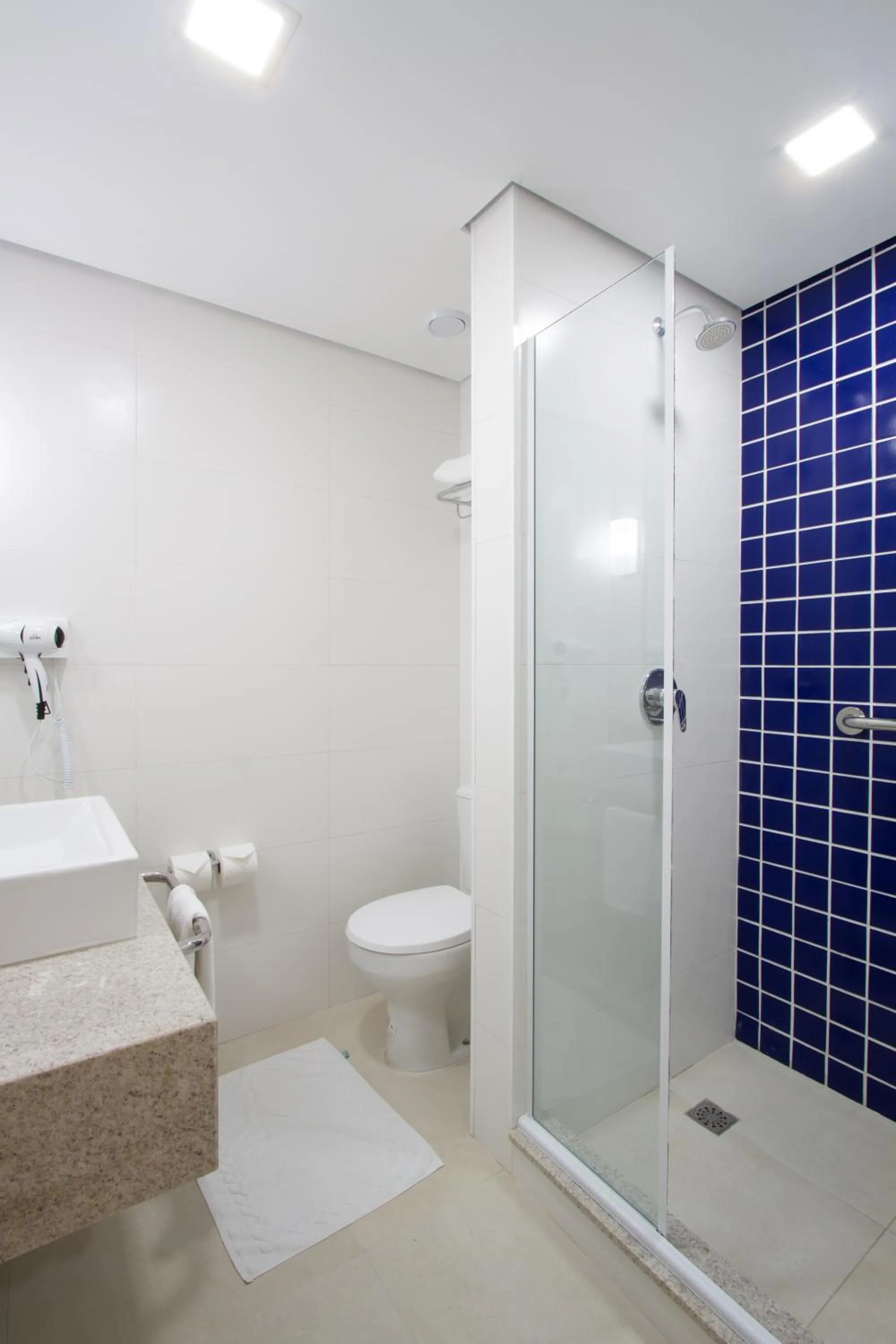 Bathroom in Le CanarD Joinville