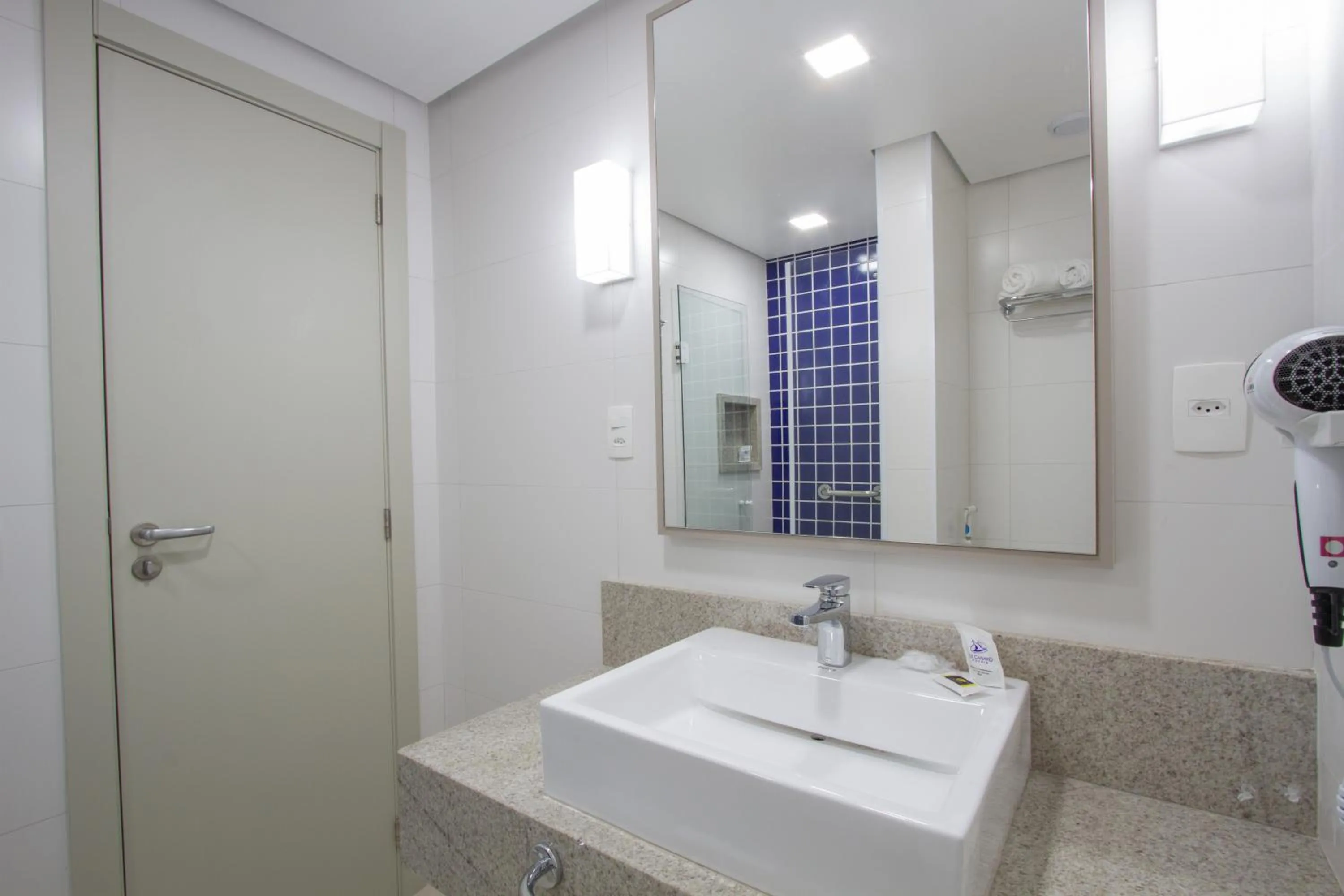 Bathroom in Le CanarD Joinville