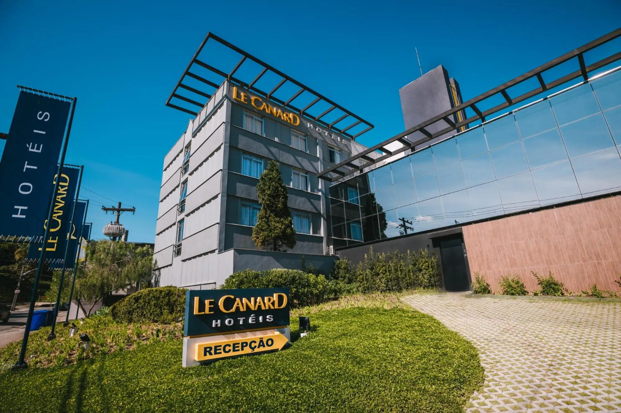 Facade/entrance in Le CanarD Joinville
