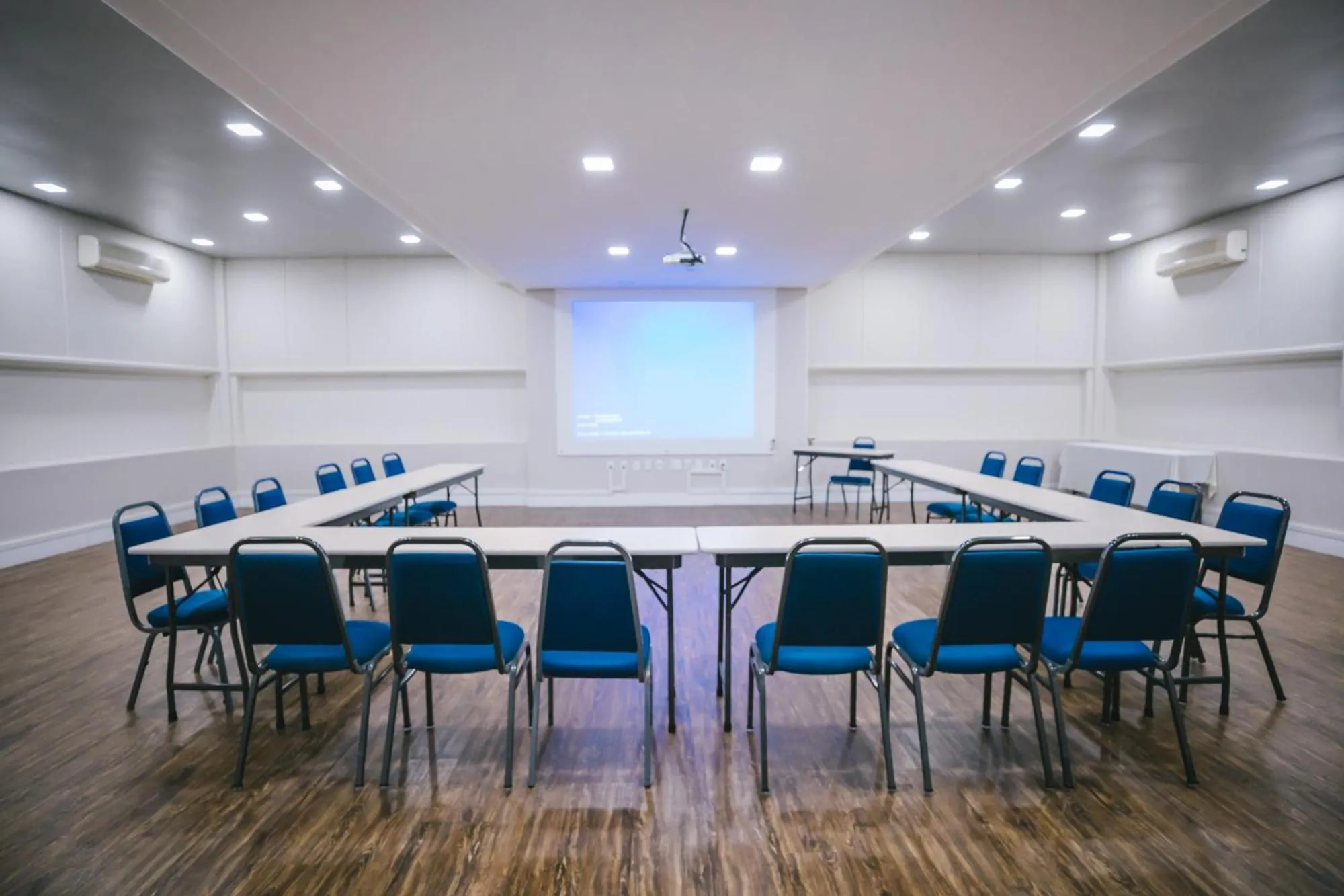 Meeting/conference room in Le CanarD Joinville