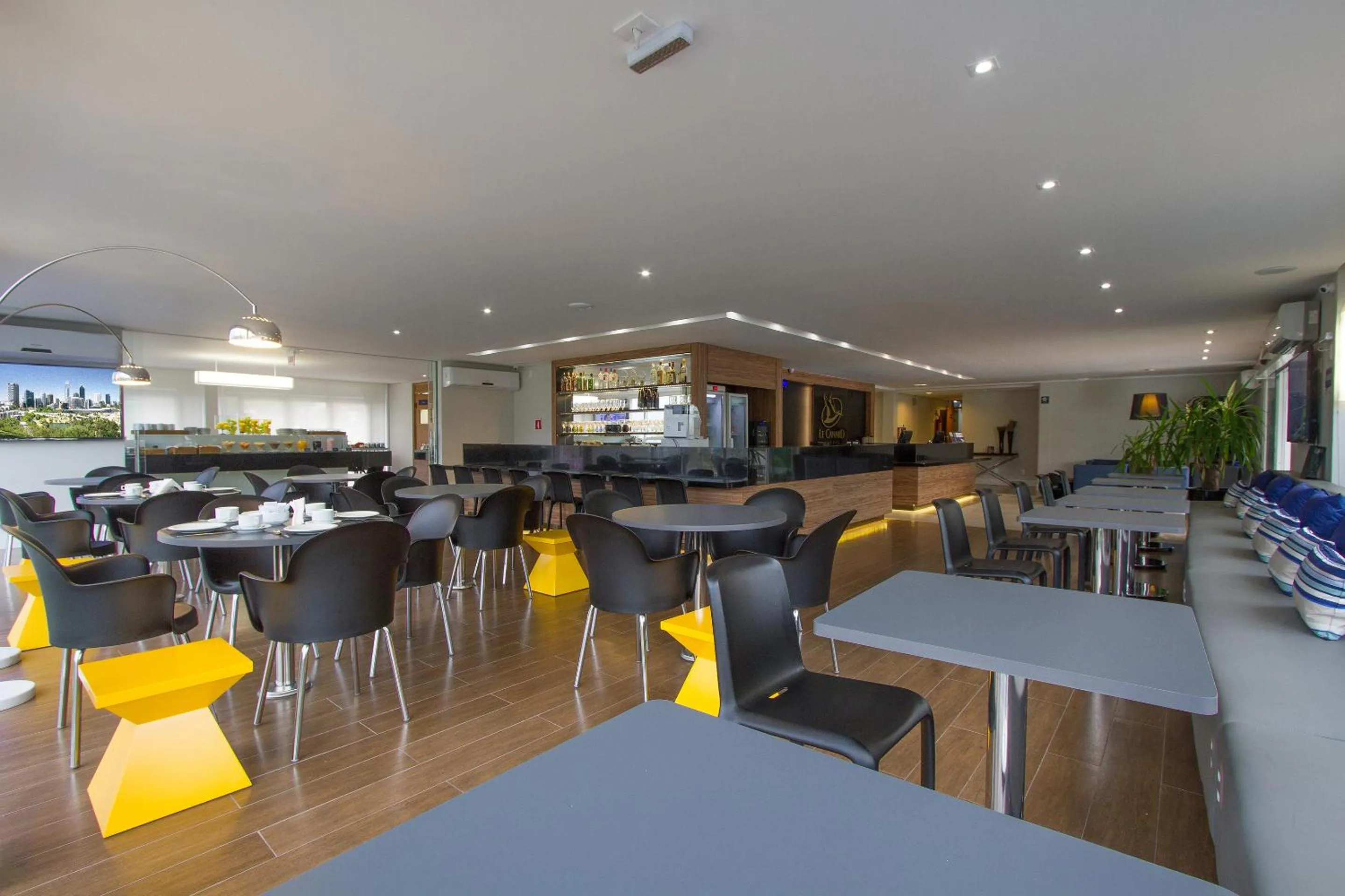 Restaurant/places to eat in Le CanarD Joinville