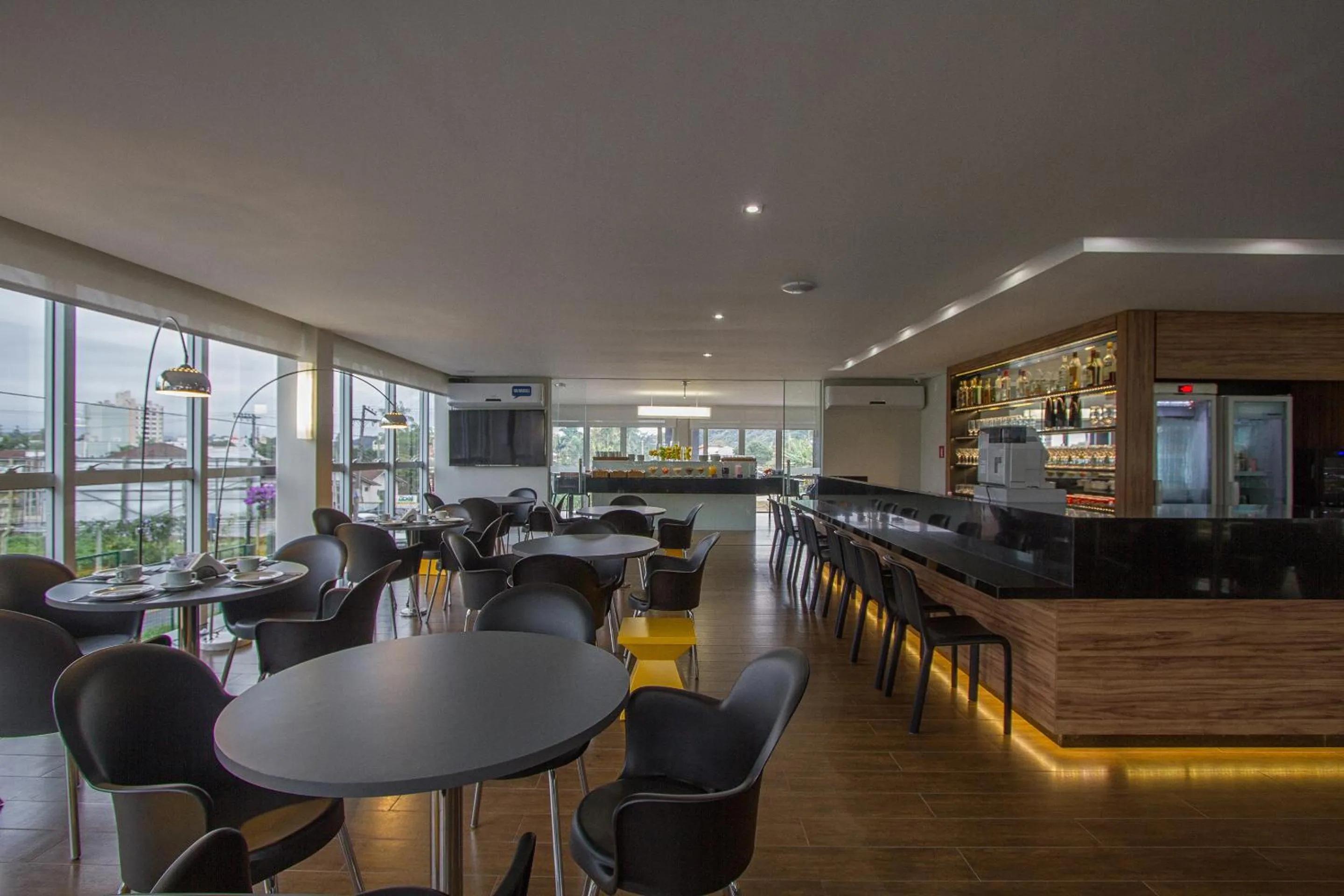 Restaurant/places to eat in Le CanarD Joinville